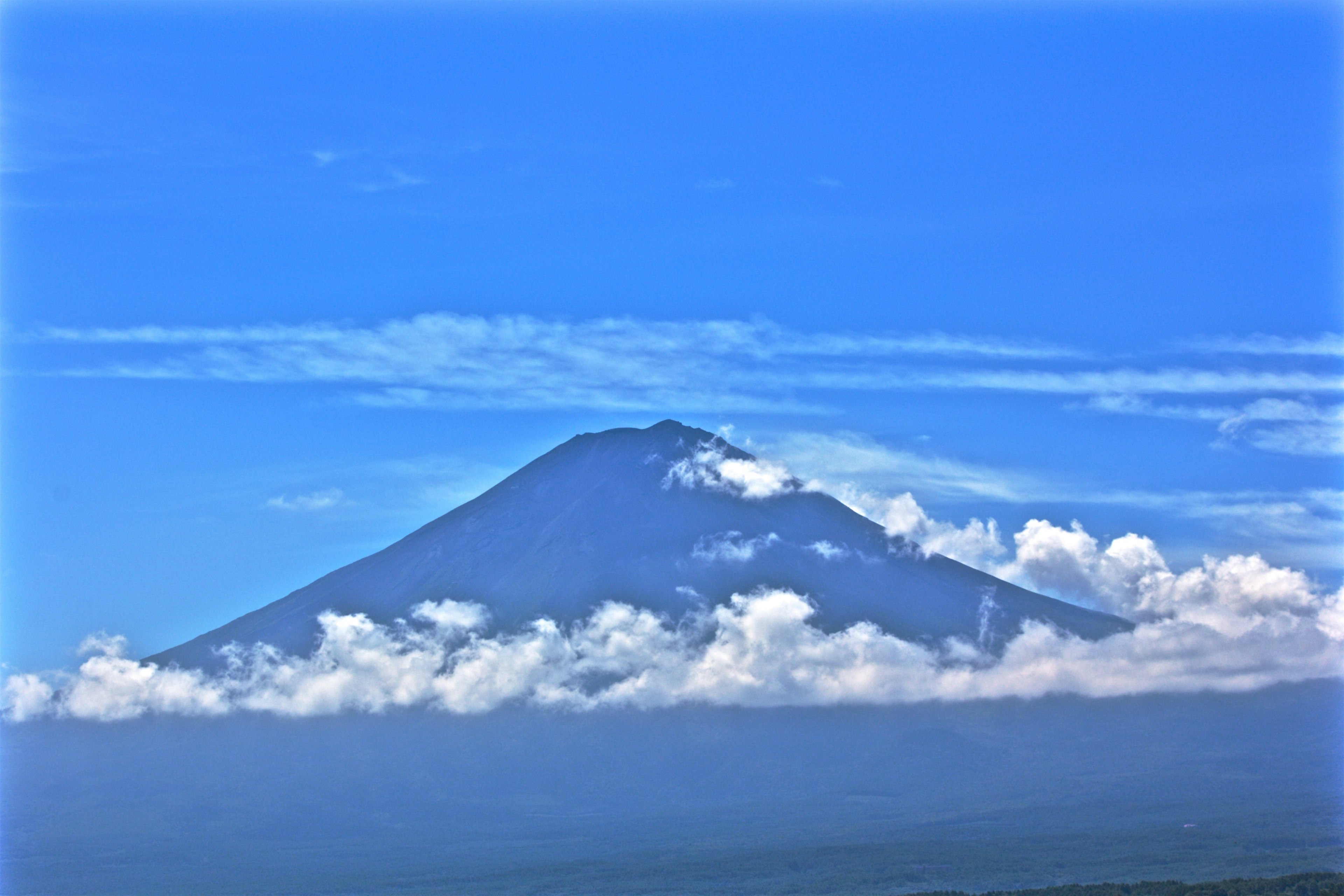 美丽的富士山景色，环绕在蓝天和云朵中