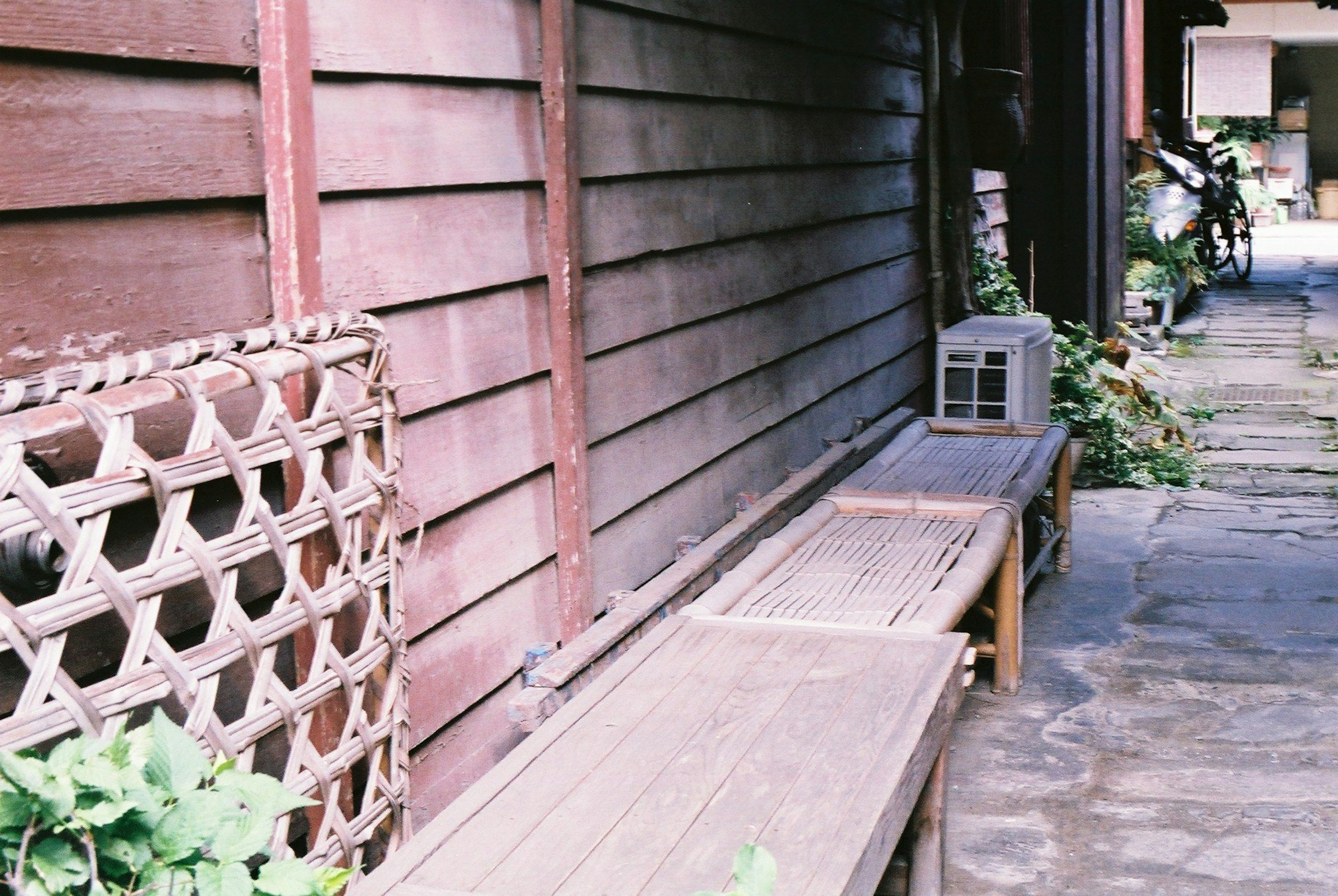 木製のベンチと壁のある静かな通路の風景