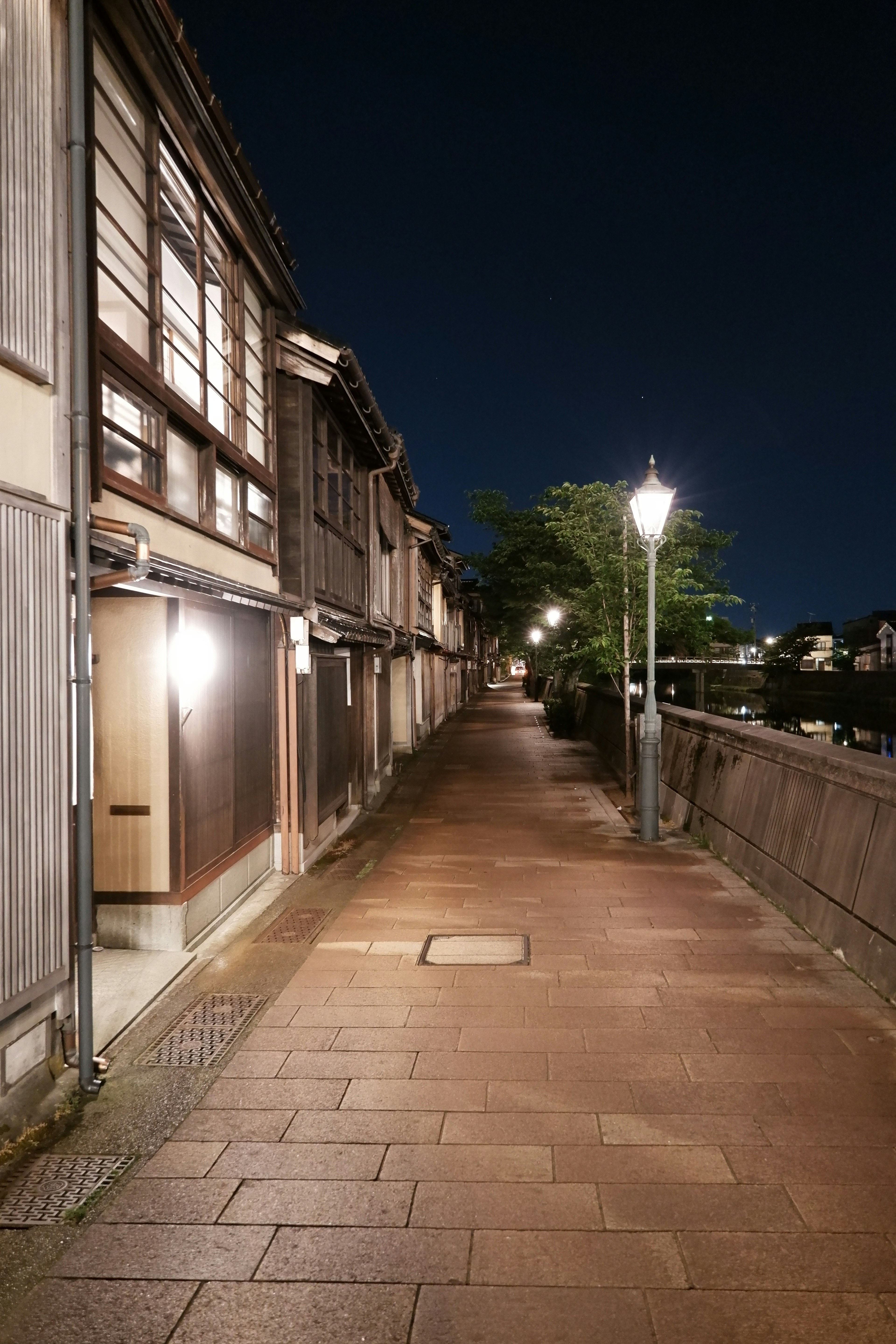 夜の静かな小道と伝統的な建物の並ぶ風景