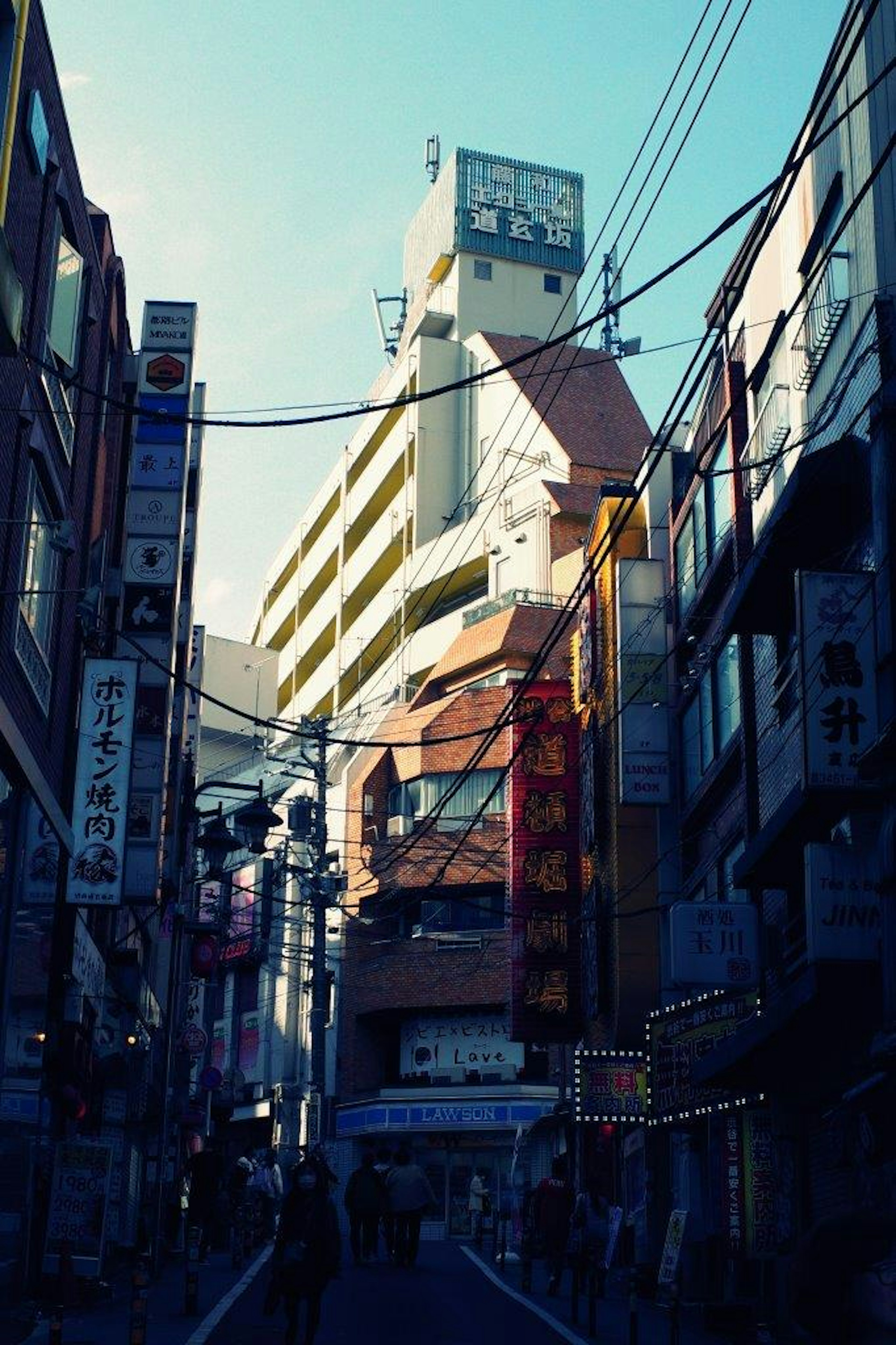 Vista de la calle con edificios y letreros en un área urbana vibrante