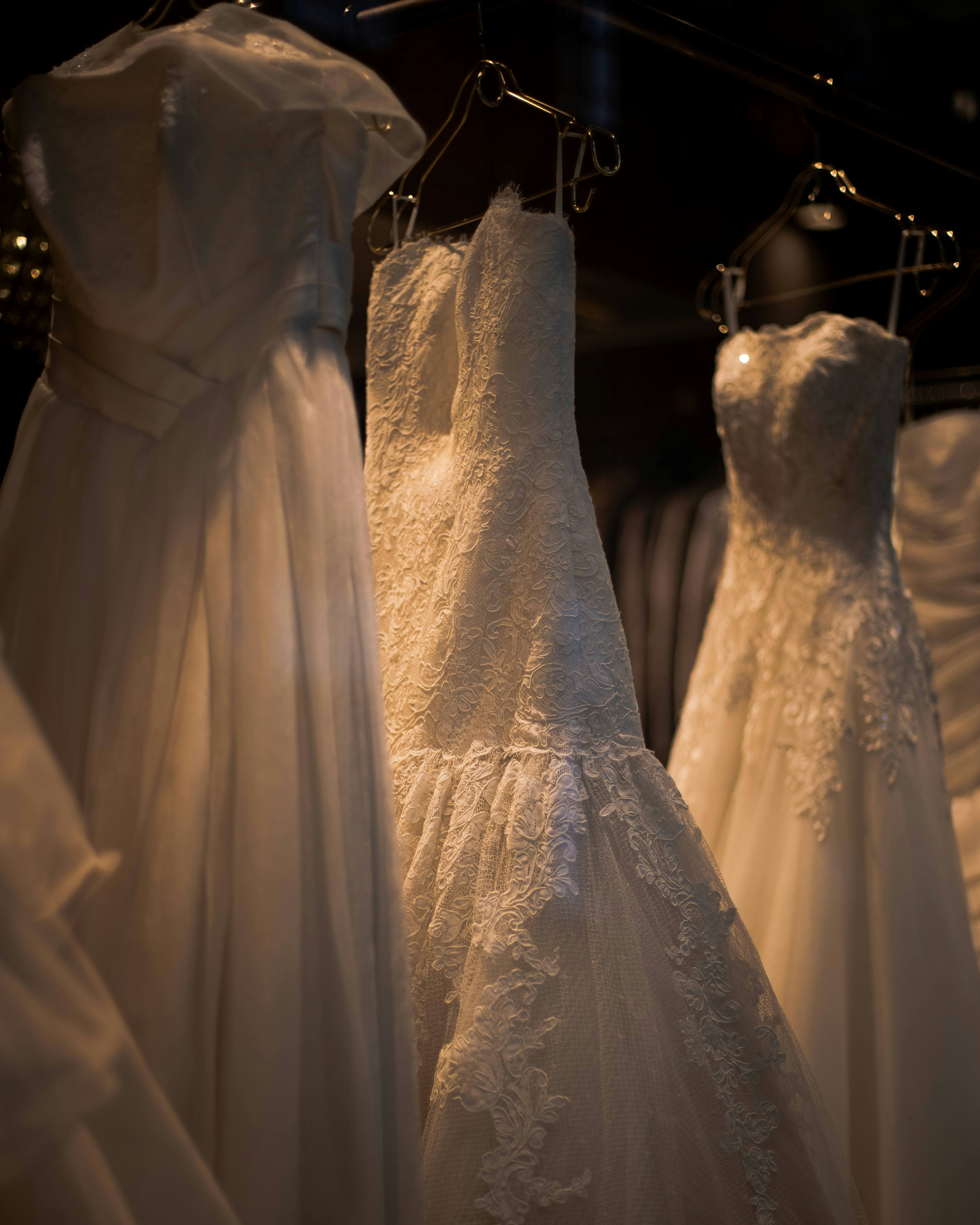 Hermosos vestidos de novia colgados en una vitrina