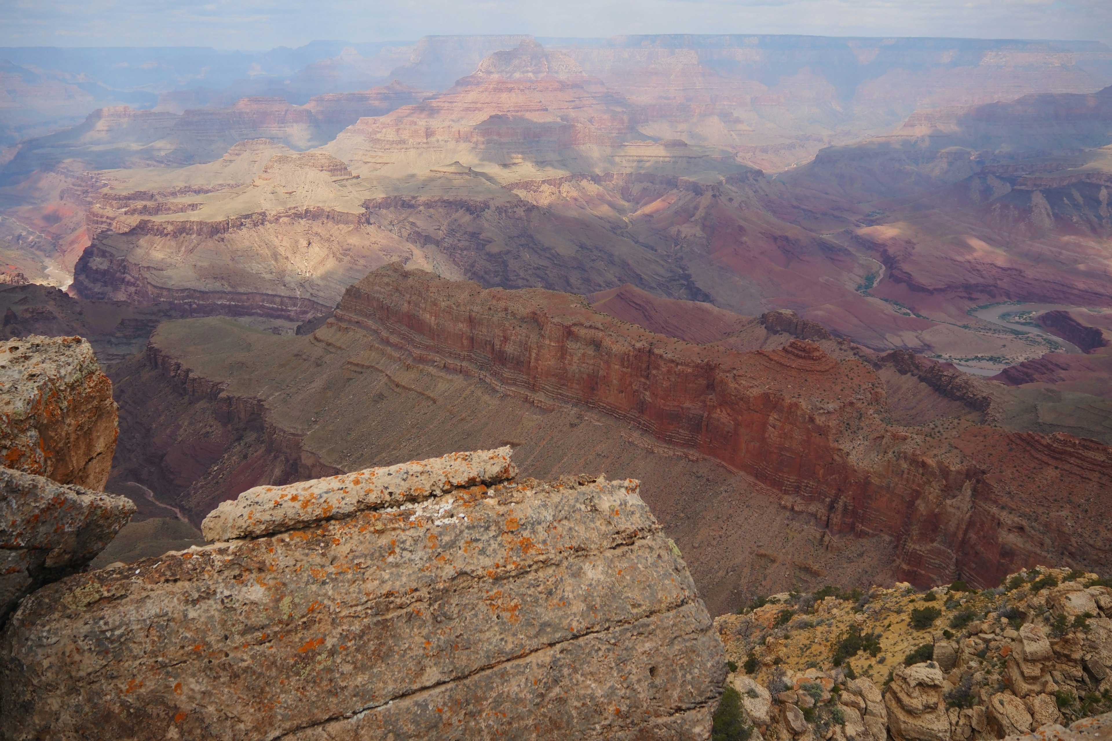 Atemberaubende Aussicht auf den Grand Canyon mit geschichteten Gesteinsformationen und lebendigen Farben