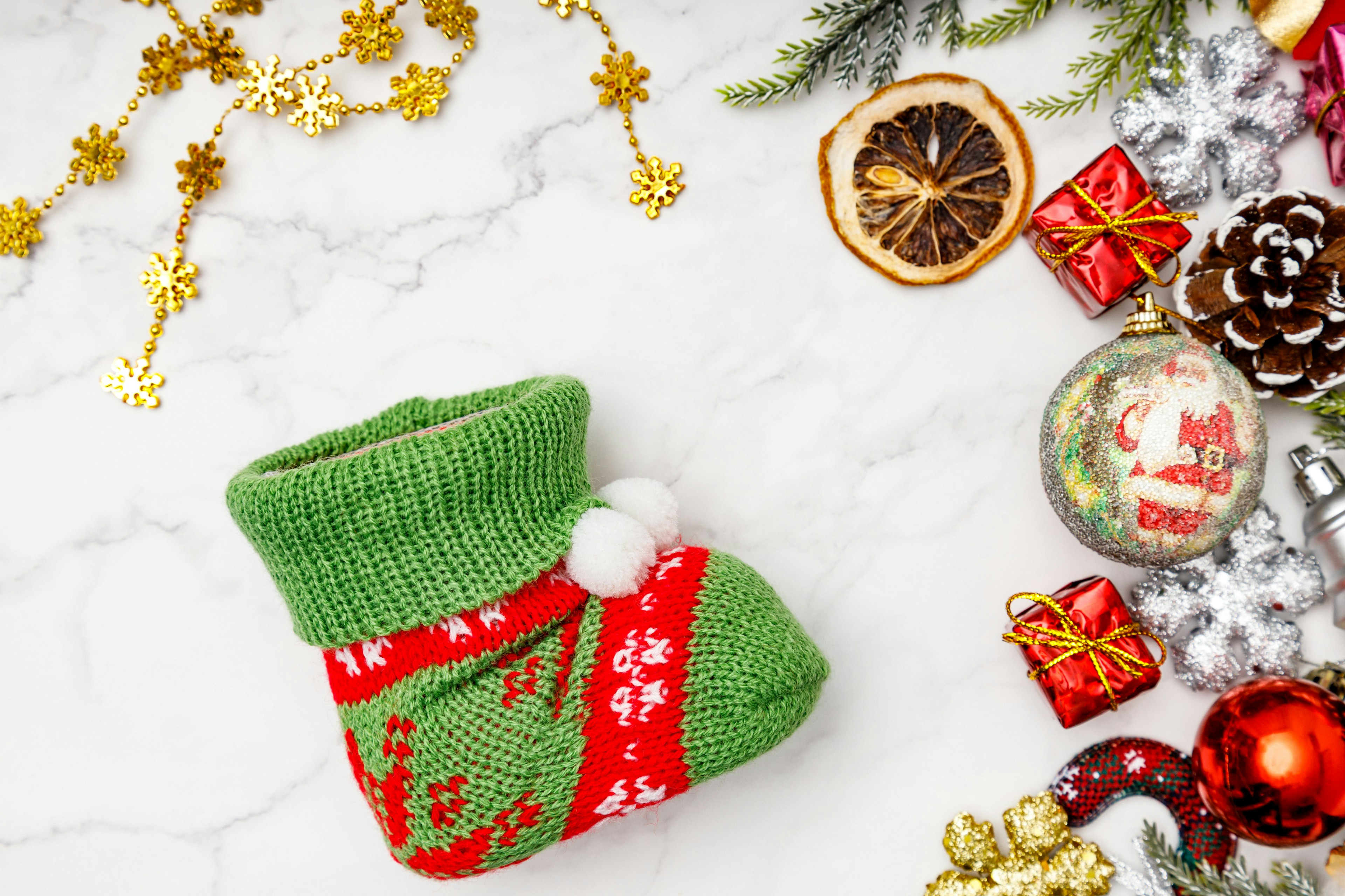 Chaussette verte de Noël avec des éléments décoratifs