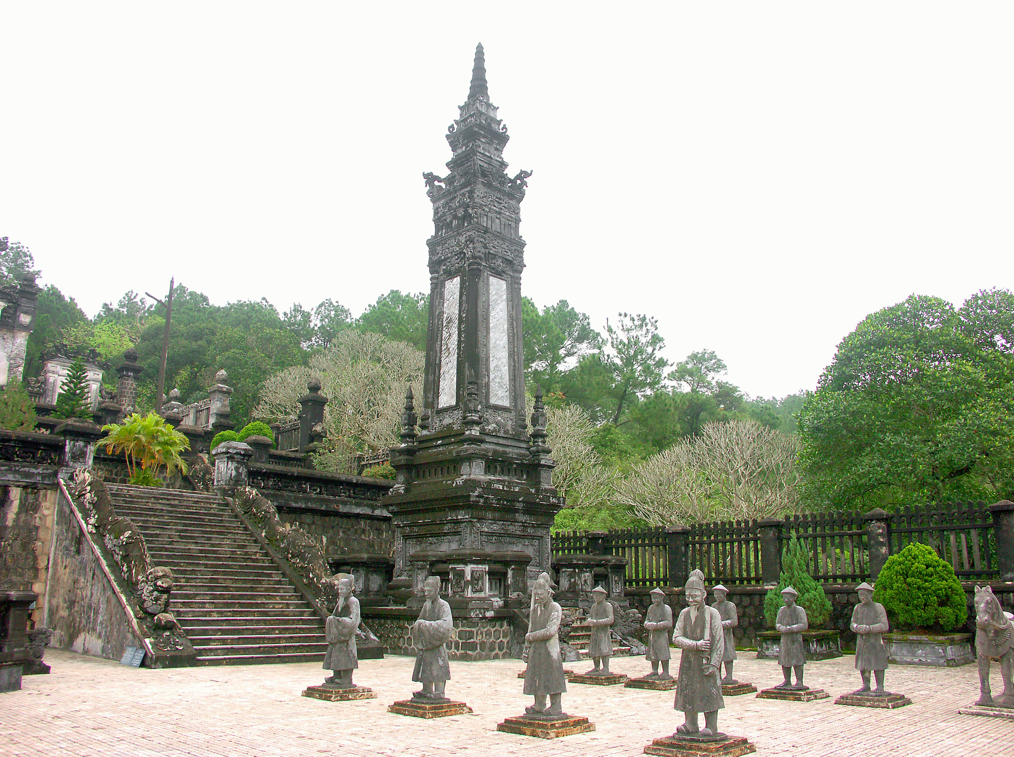 Un jardín sereno con estatuas y un alto monumento