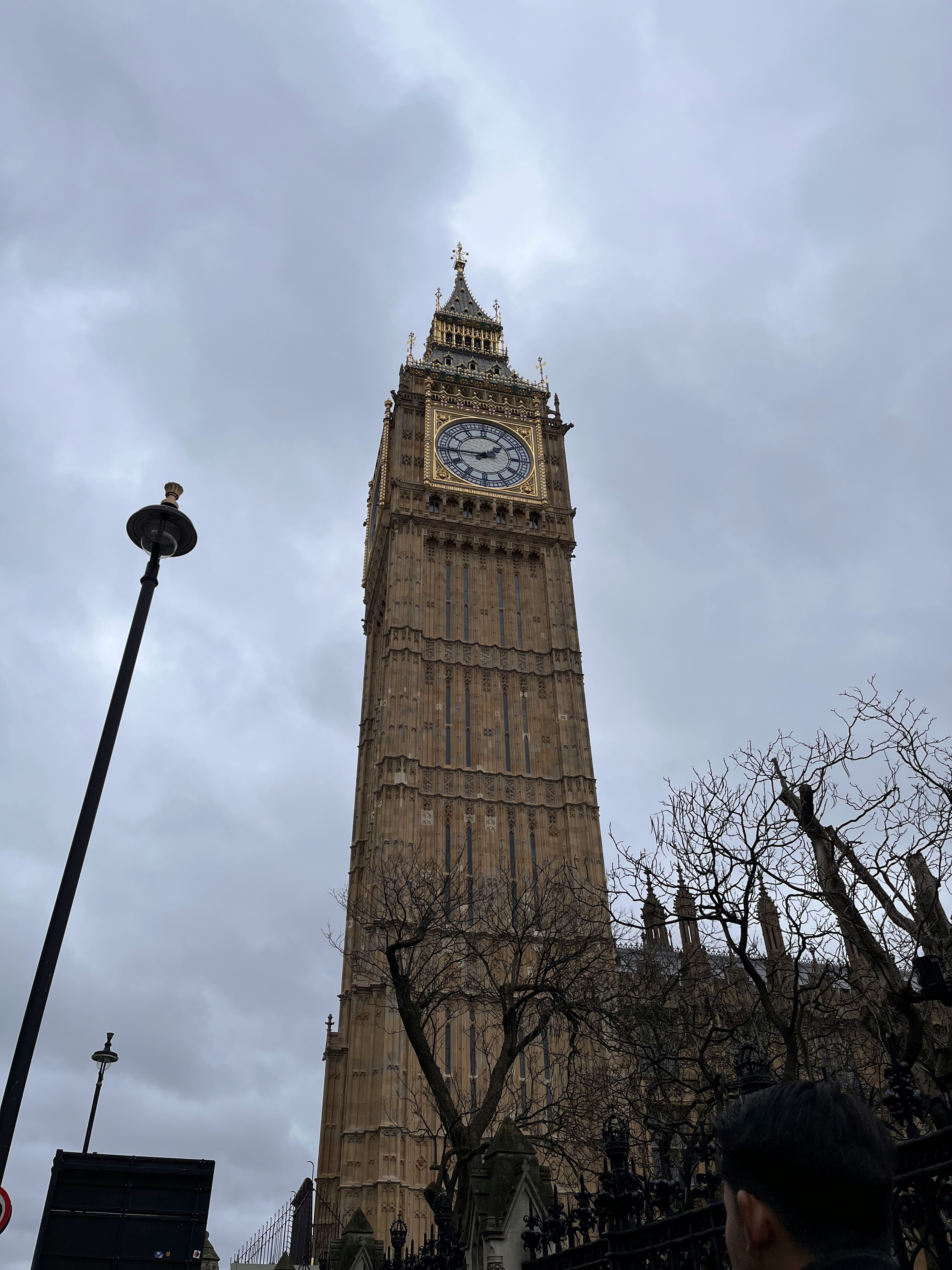 Die Big Ben Uhrturm erhebt sich unter einem bewölkten Himmel