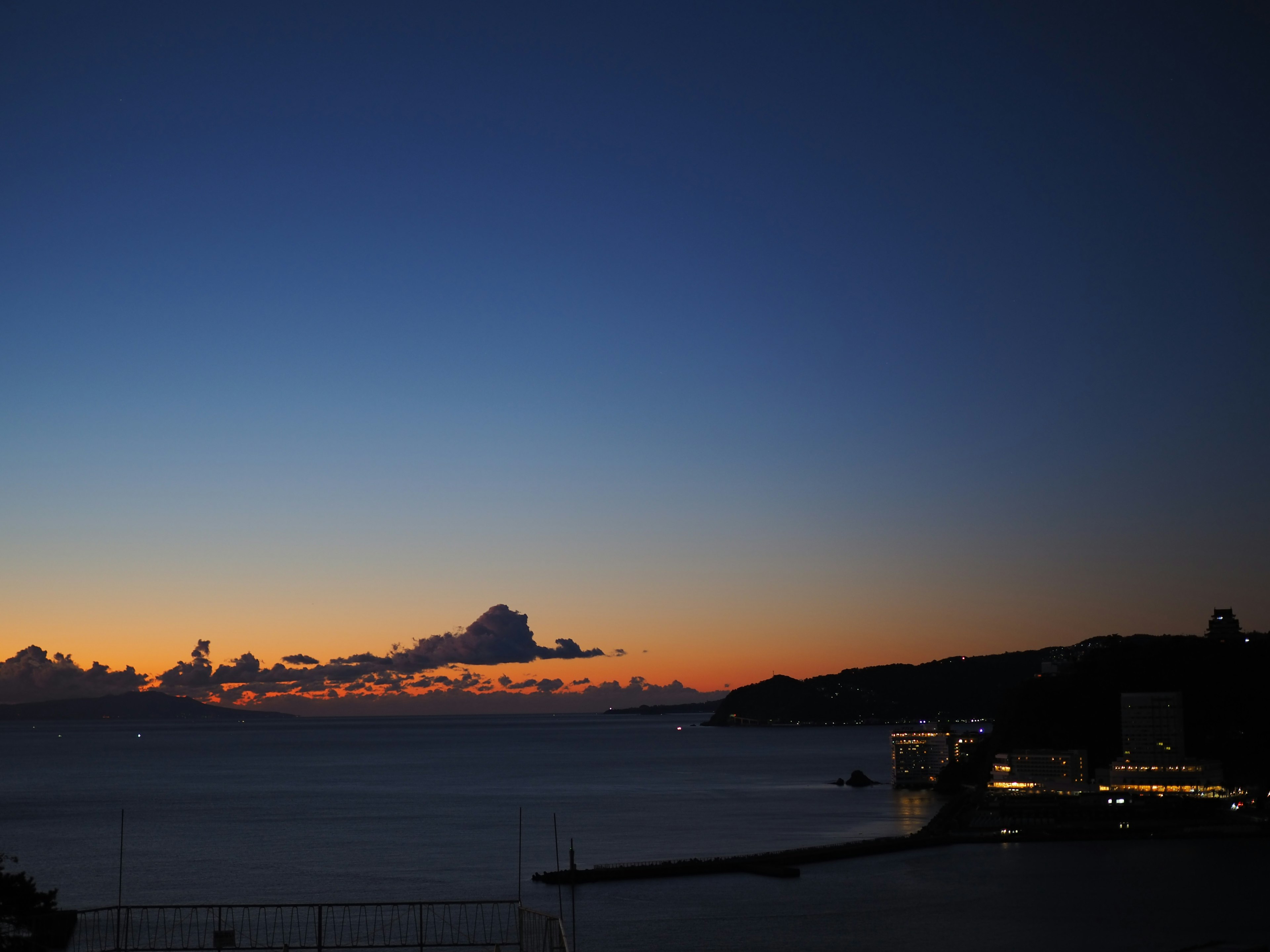 美麗的日落在海面上，色彩鮮豔