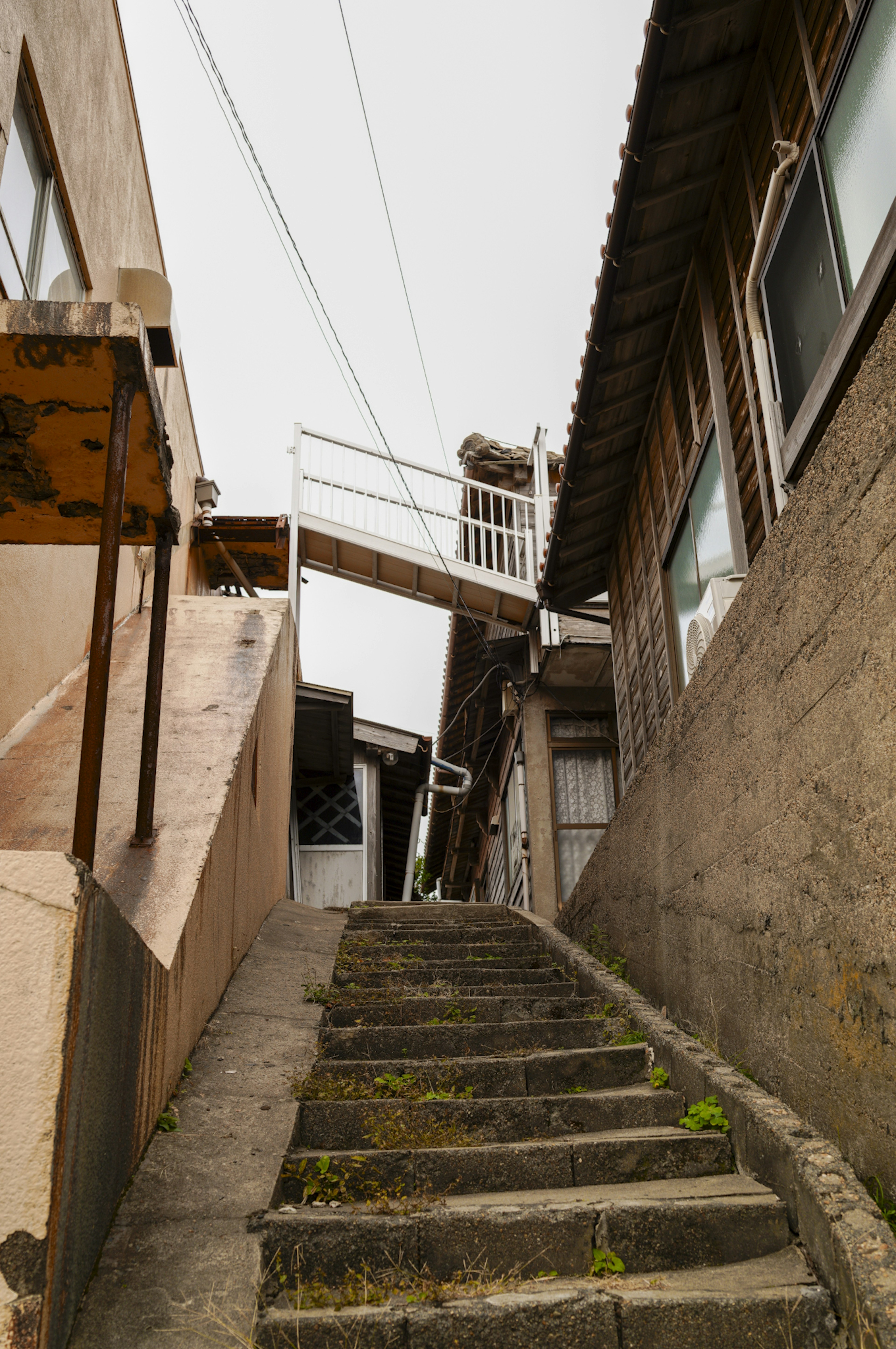 狭い階段が続く古い家々の風景