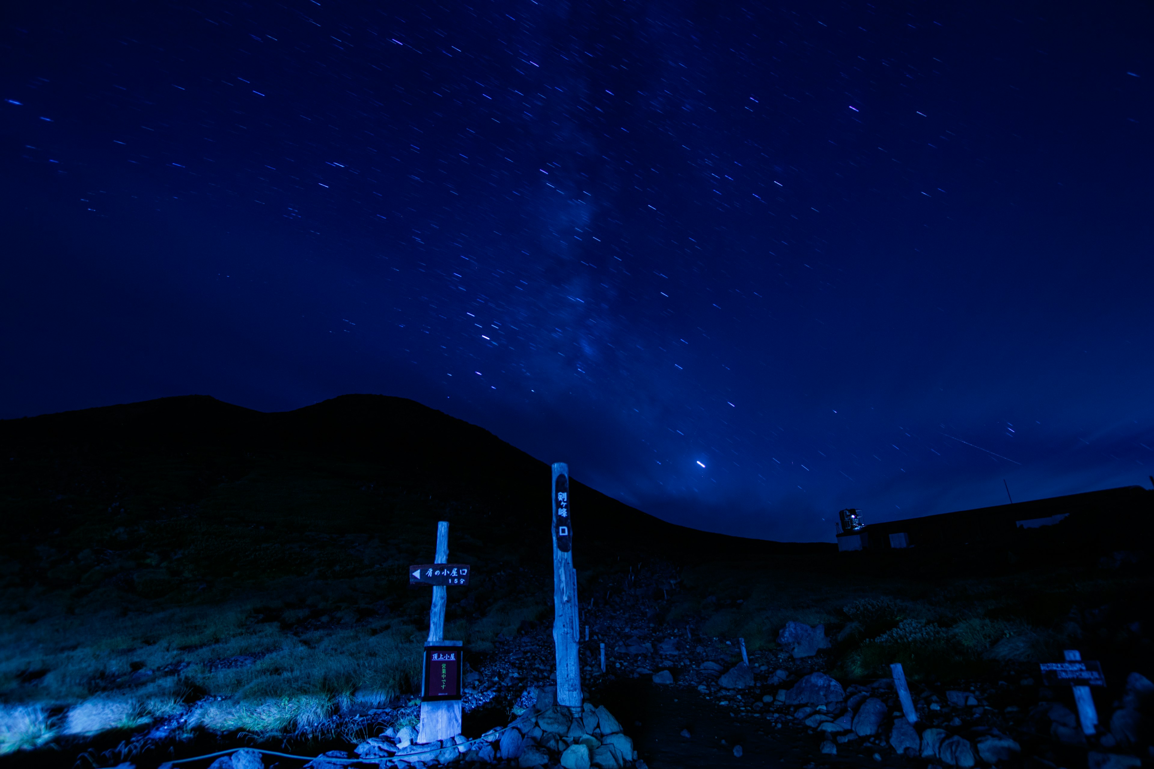 Una escena de cementerio con viejas cruces bajo un cielo estrellado