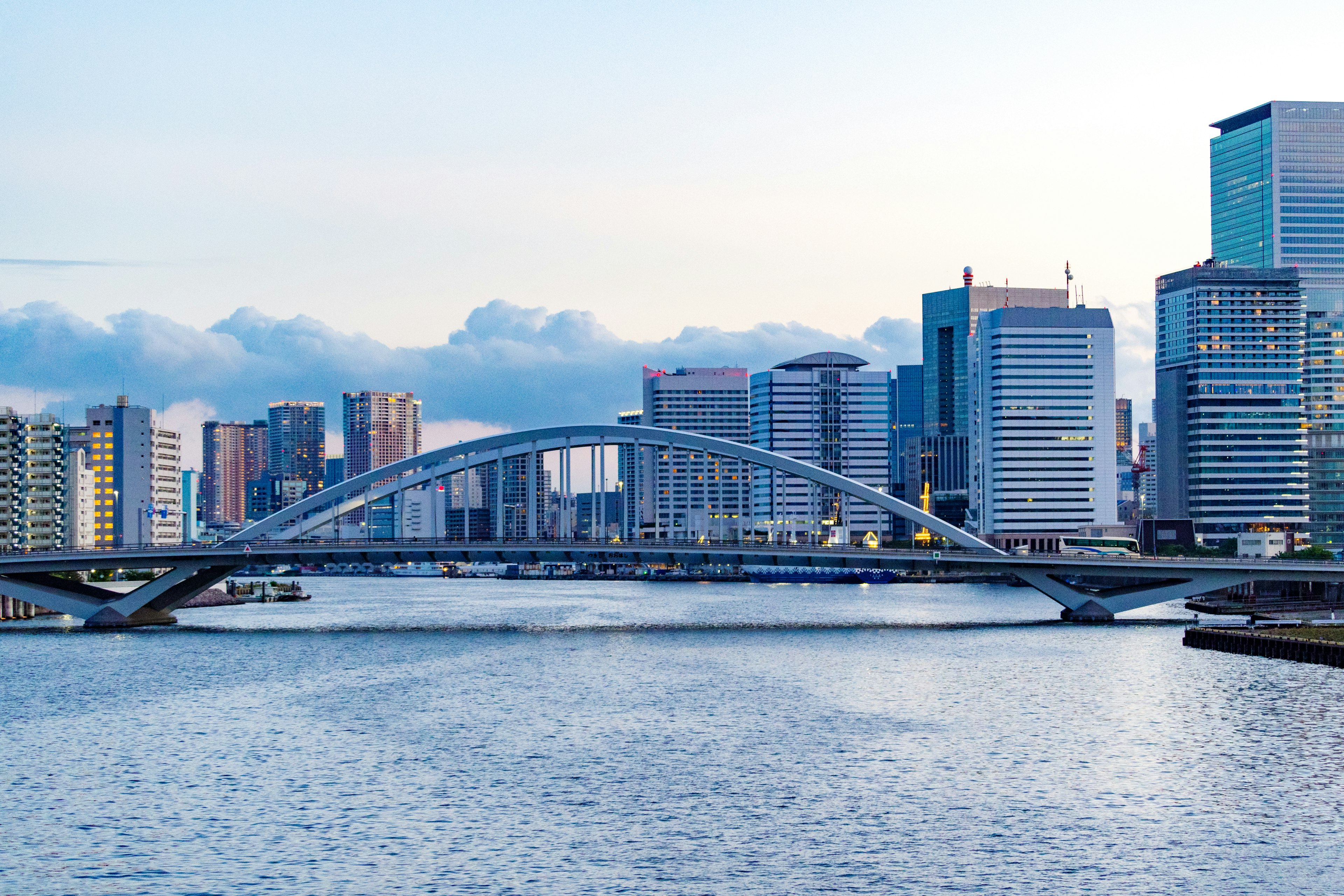 Skyline futuristica con un ponte sull'acqua