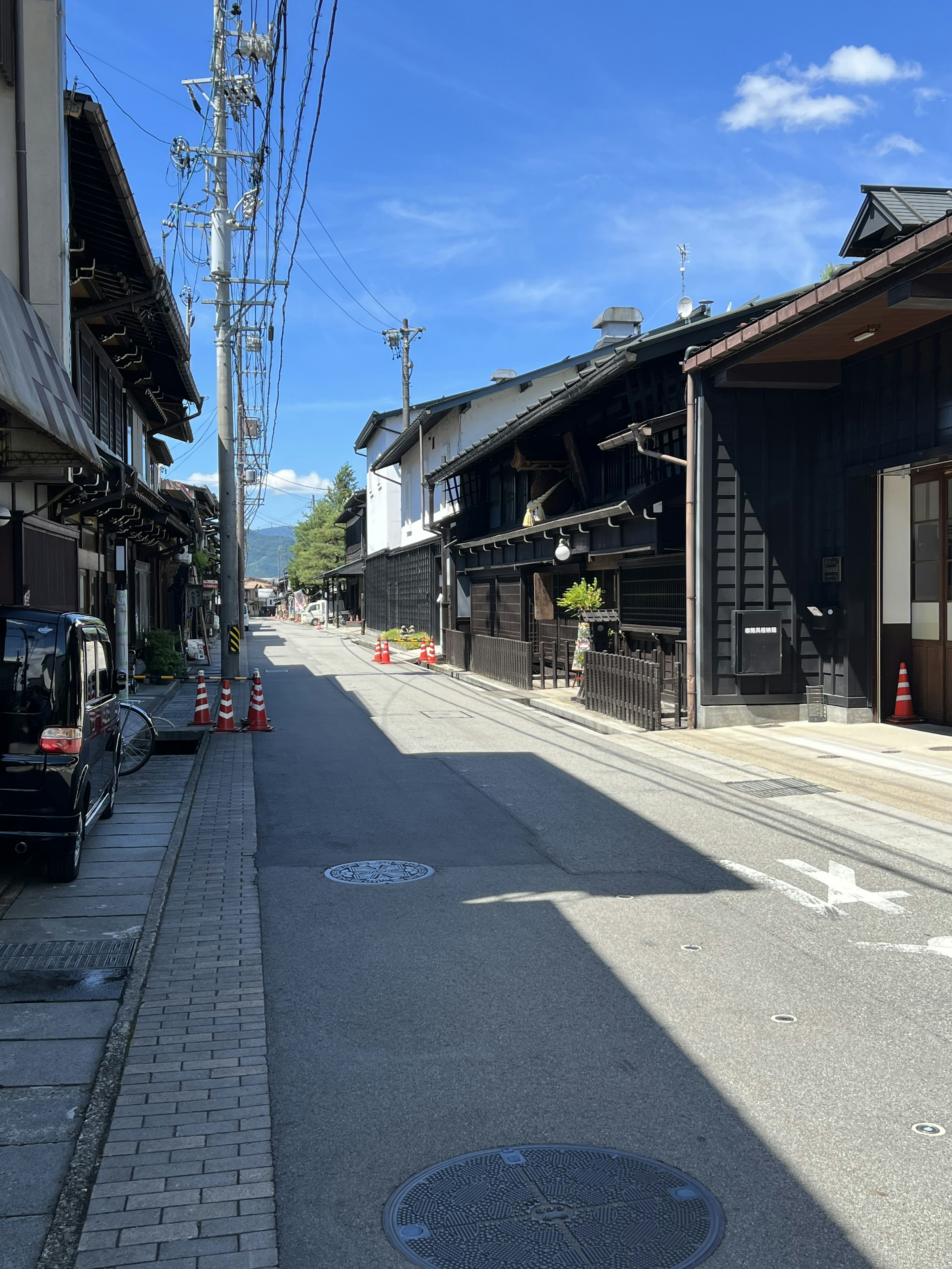 Strada tranquilla con edifici giapponesi tradizionali