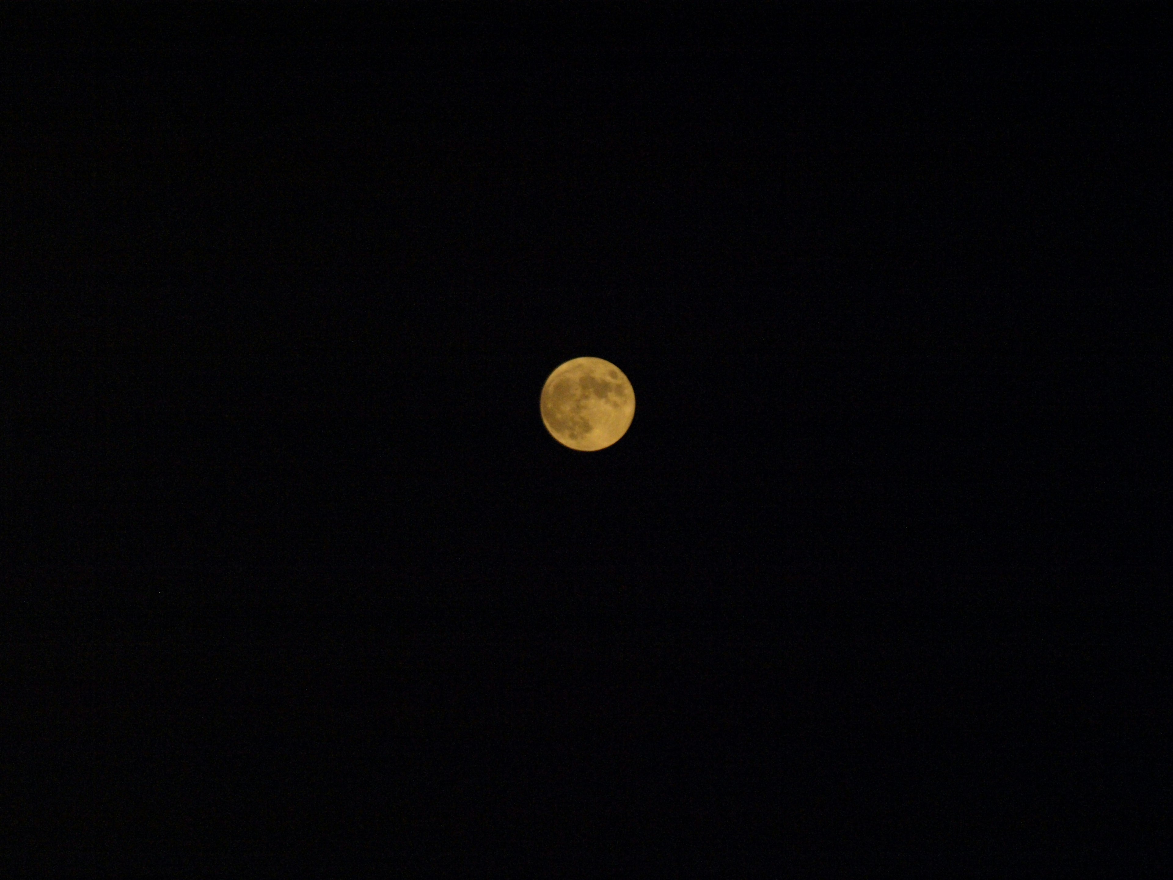 Nahaufnahme des gelben Vollmonds am dunklen Himmel