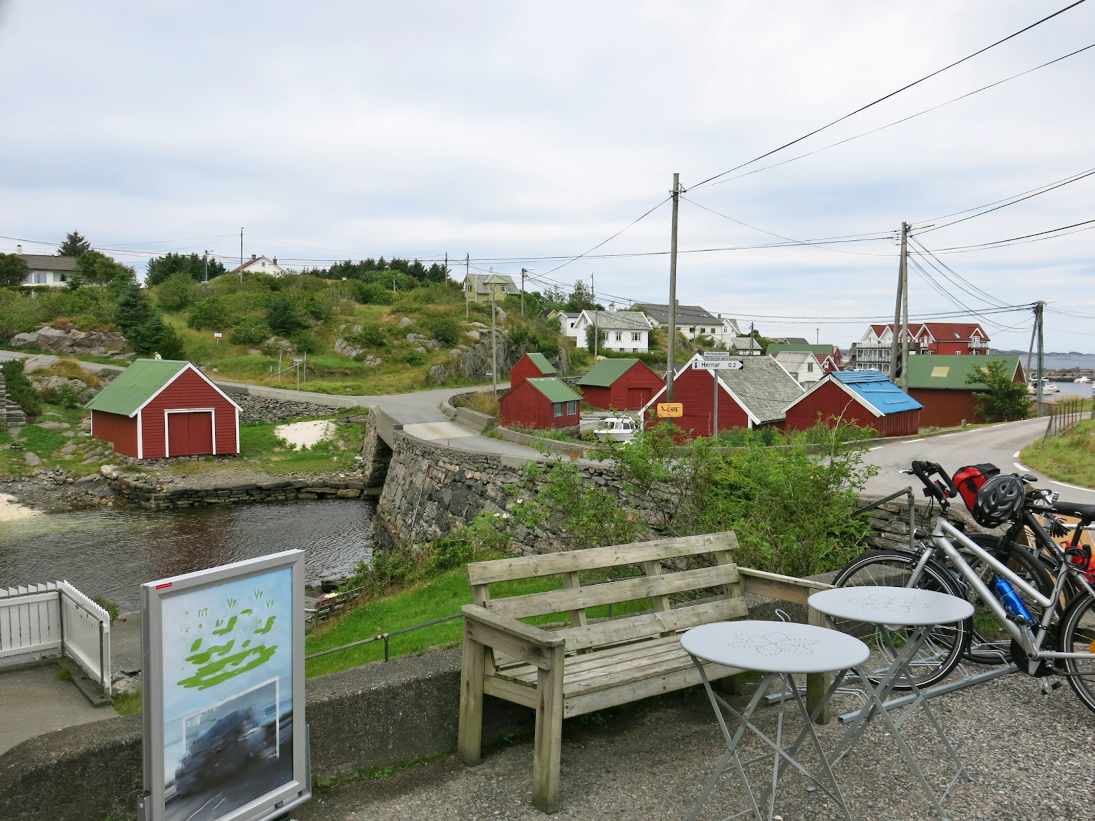 赤い小屋と緑の屋根の風景が広がる静かな村の景色