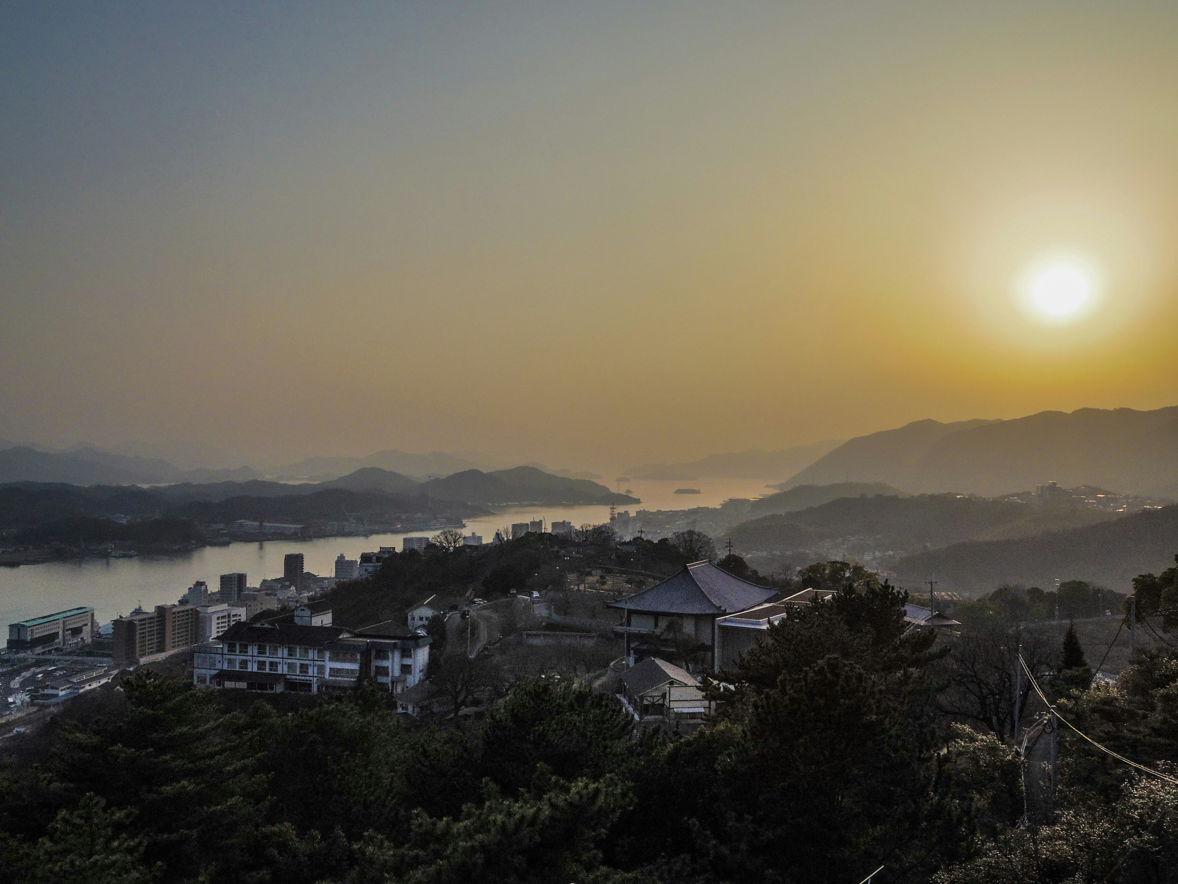 Vista escénica de montañas y río al atardecer