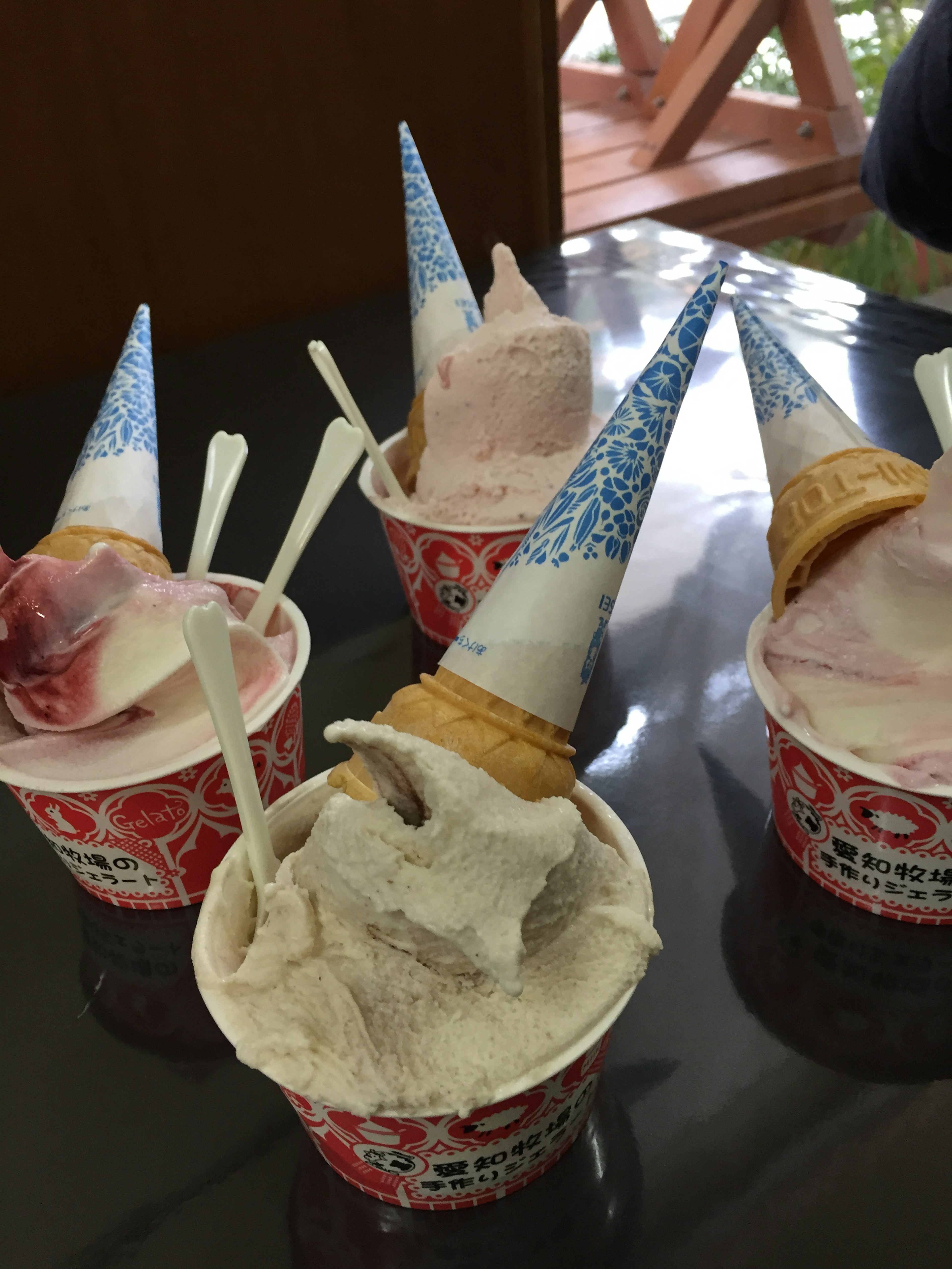 Imagen de tazas de helado coloridas con conos encima