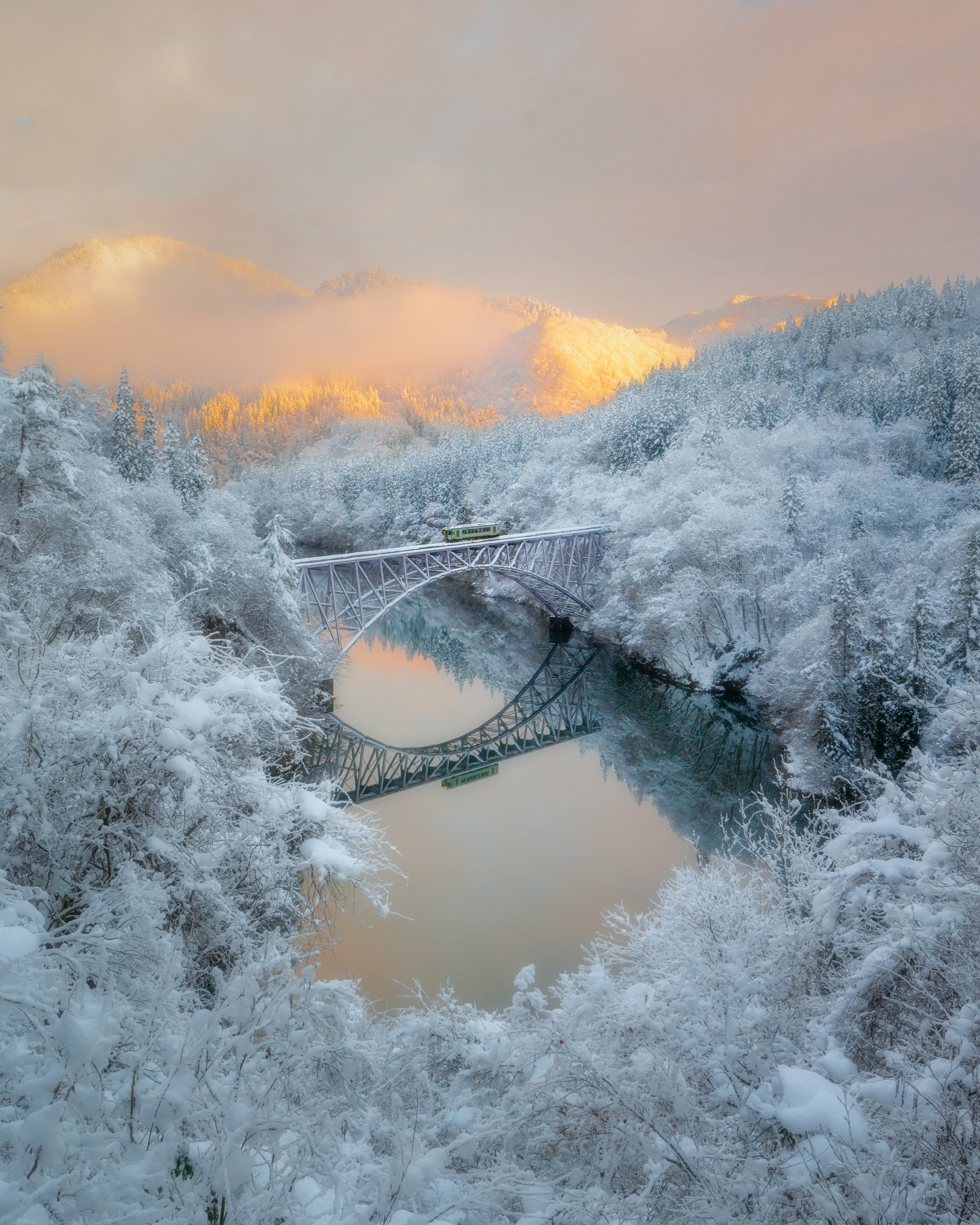 雪に覆われた橋と川の美しい風景