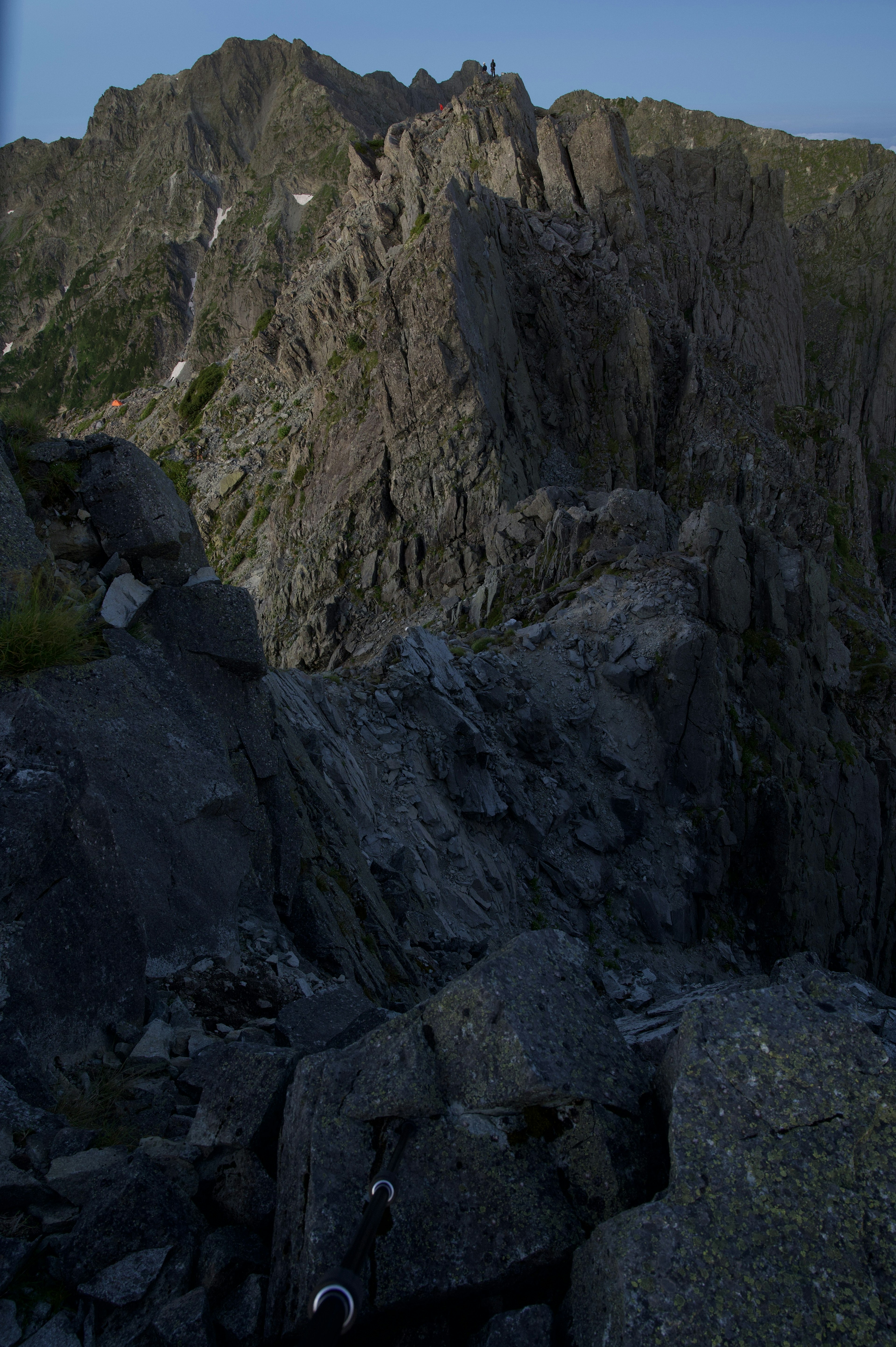 Dramatische Felsenlandschaft mit Berggipfeln in der Dämmerung