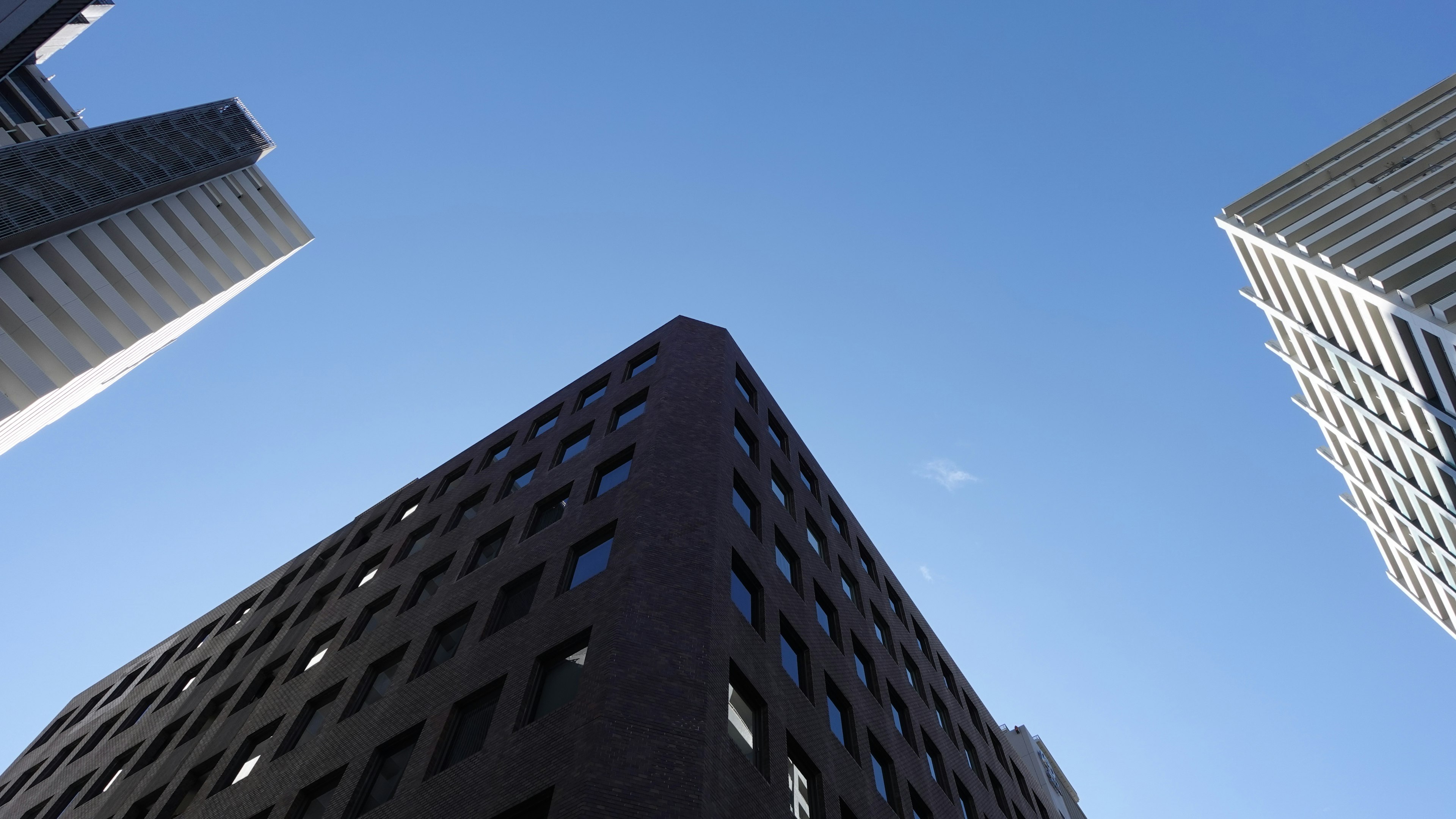 Vista de edificios altos que se elevan hacia un cielo azul