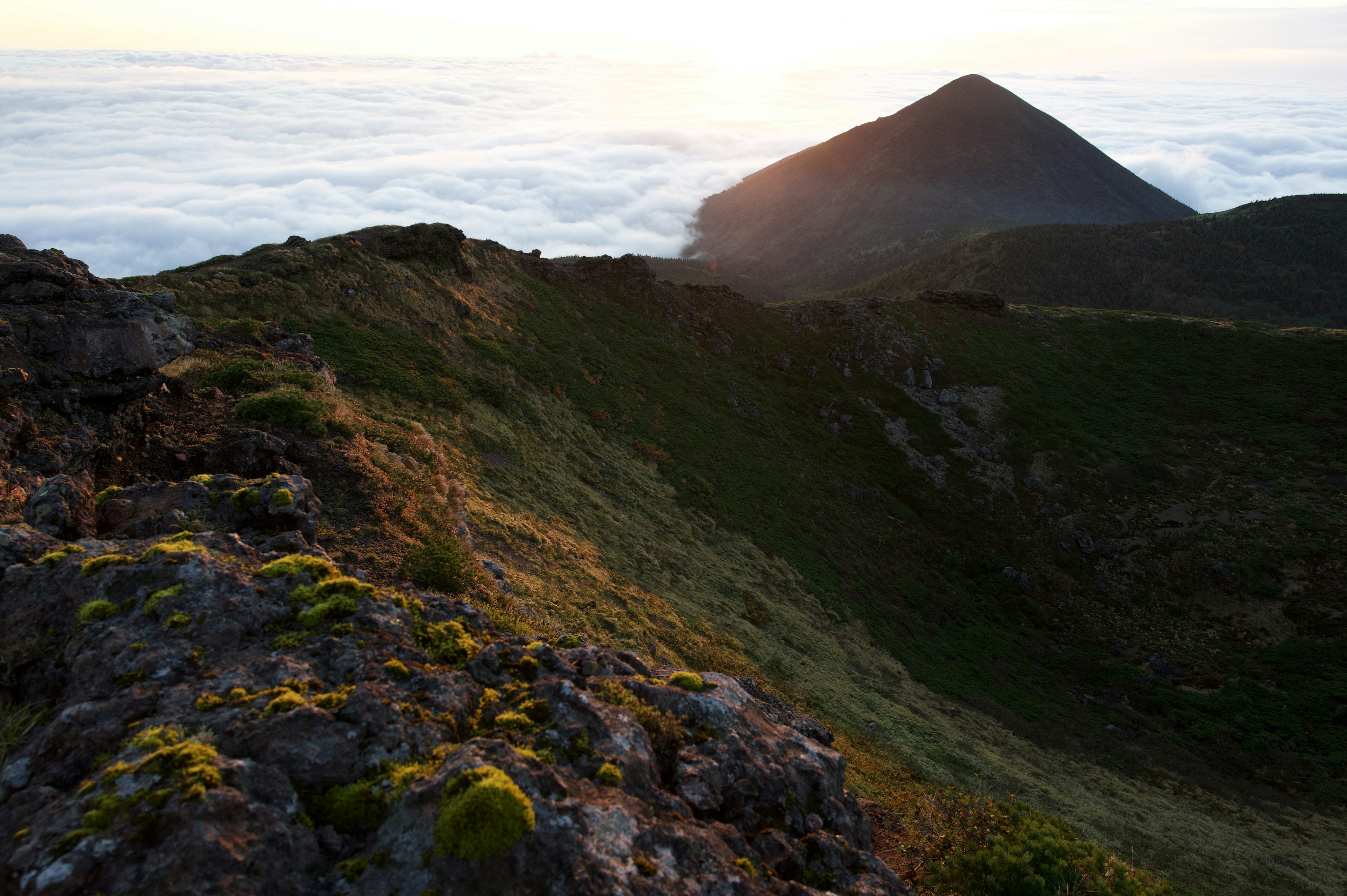 Berglandschaft mit Sonnenuntergang über den Wolken