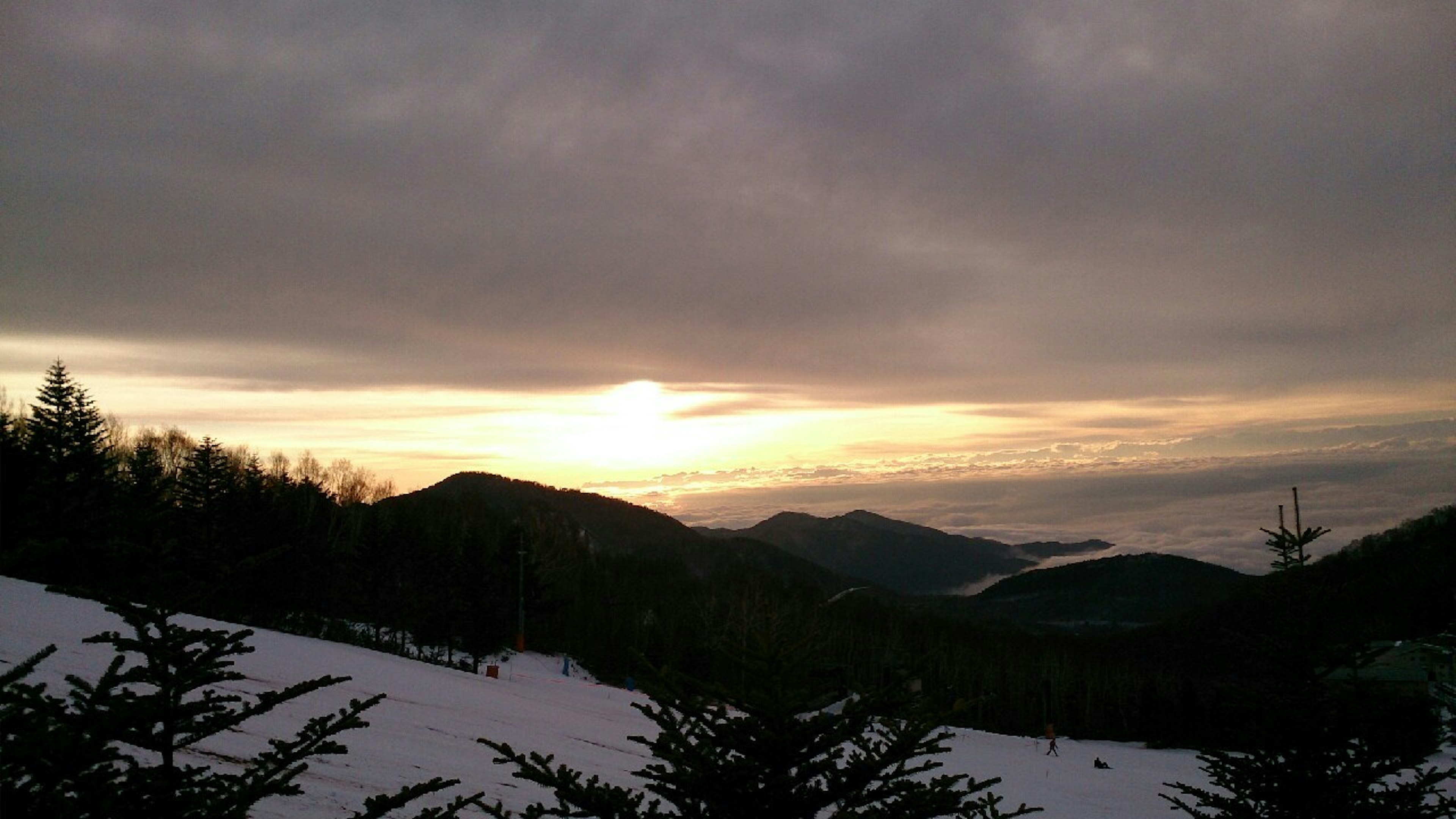 Paysage enneigé avec des montagnes au coucher du soleil