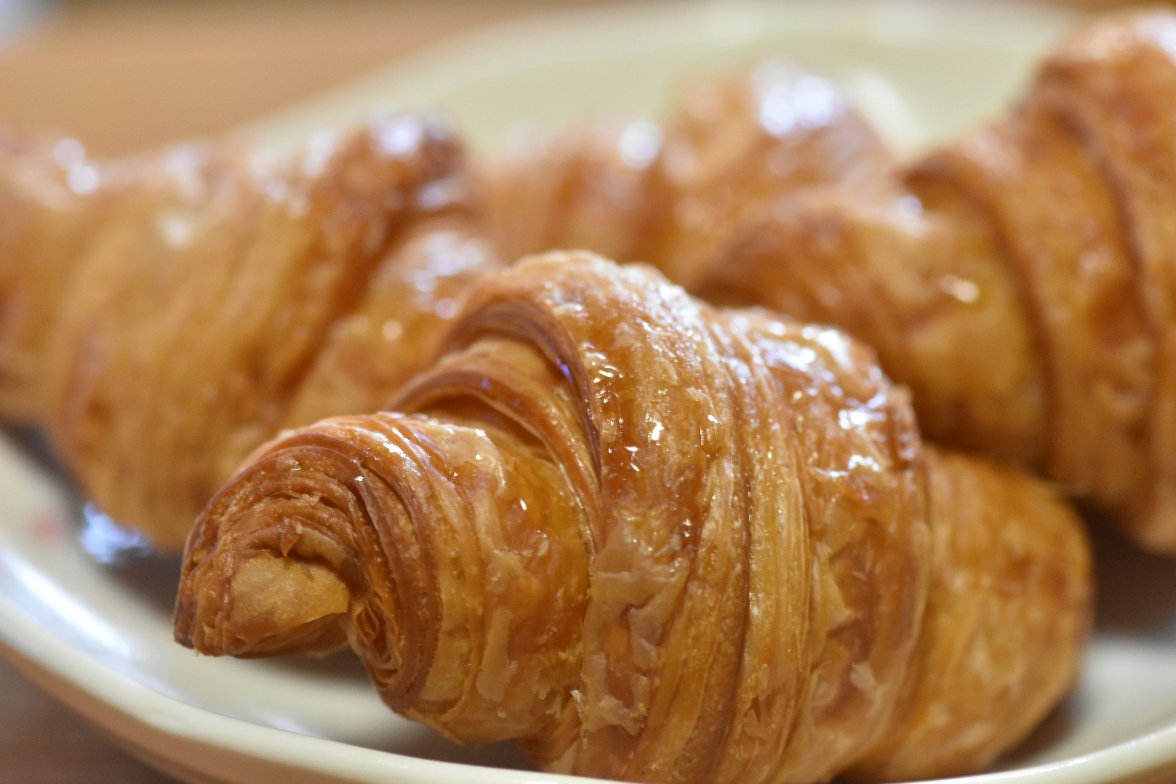 Leckere Croissants auf einem Teller angeordnet