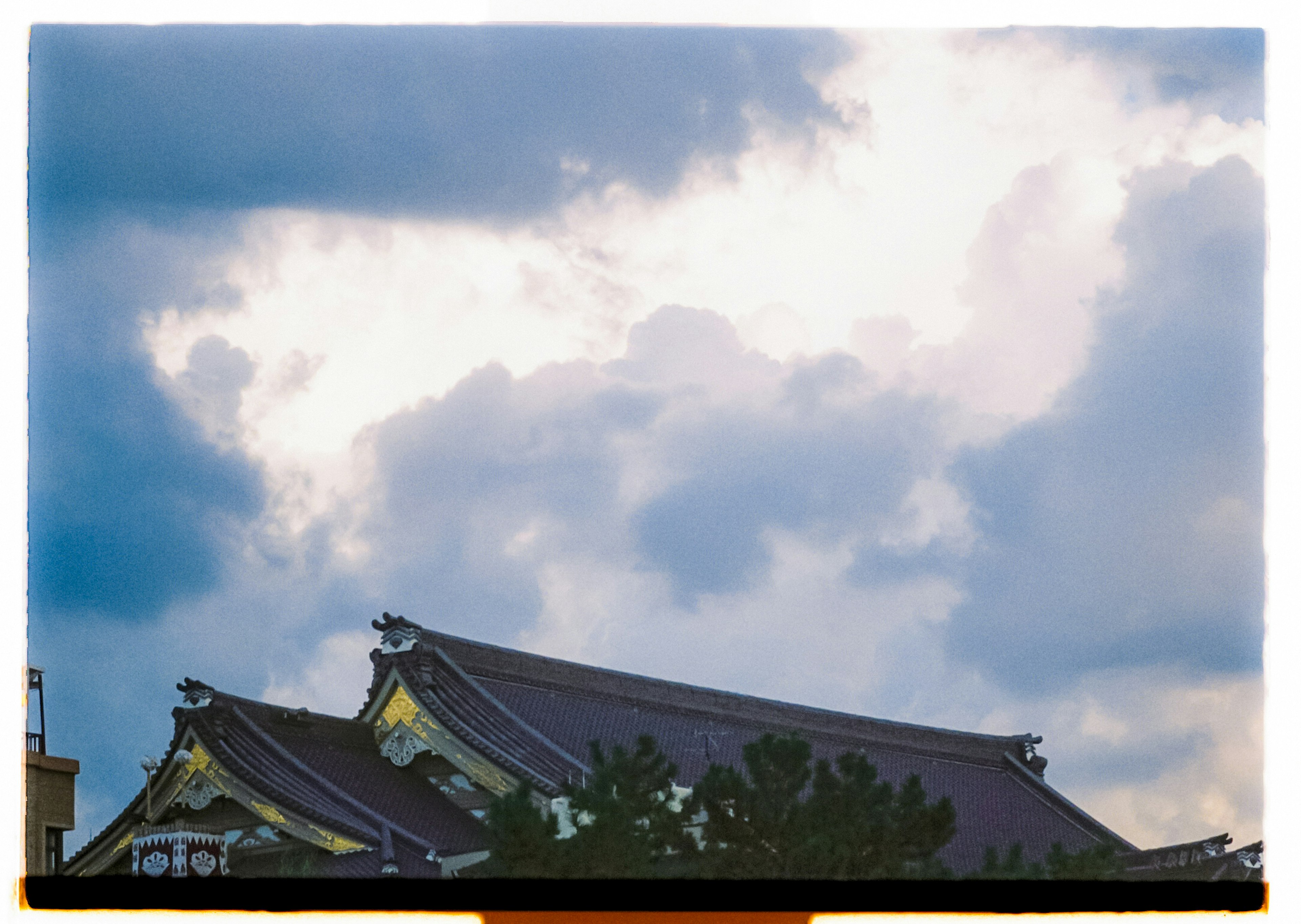 多云天空下的传统日本建筑屋顶