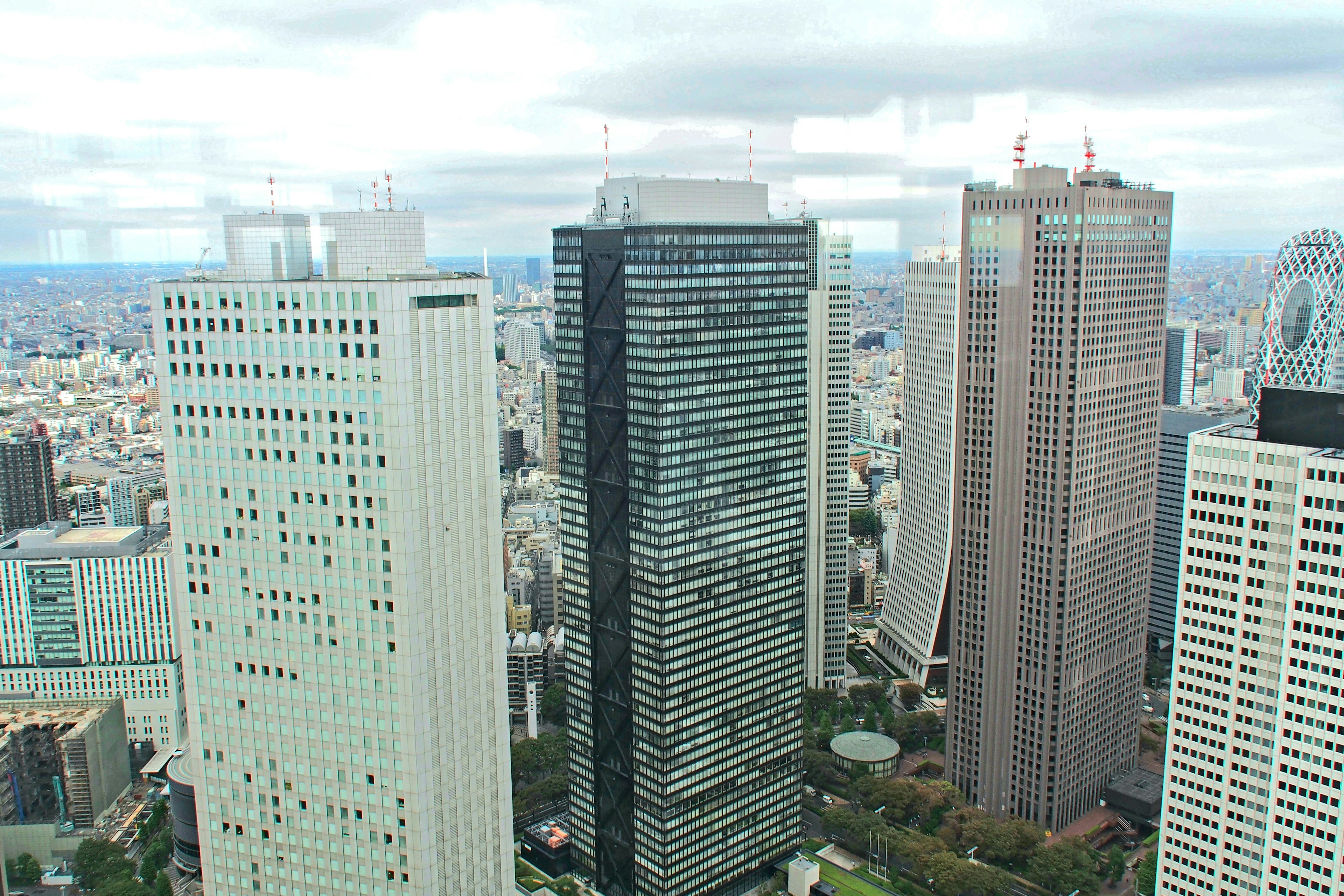 東京のビル群のパノラマビュー、現代的な建築と緑地が見える