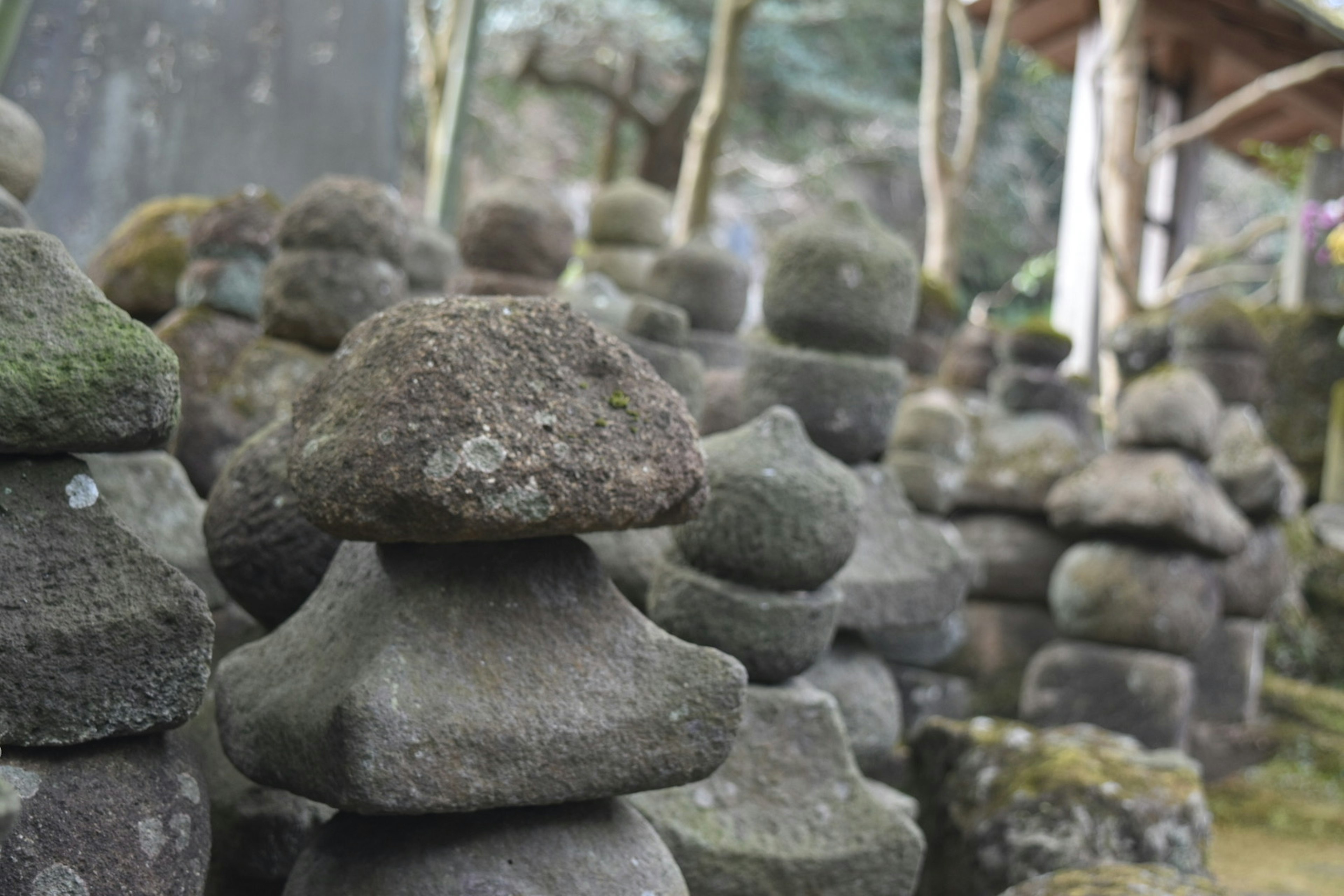 石の塔が積み重なった情景 自然の中にある静けさ