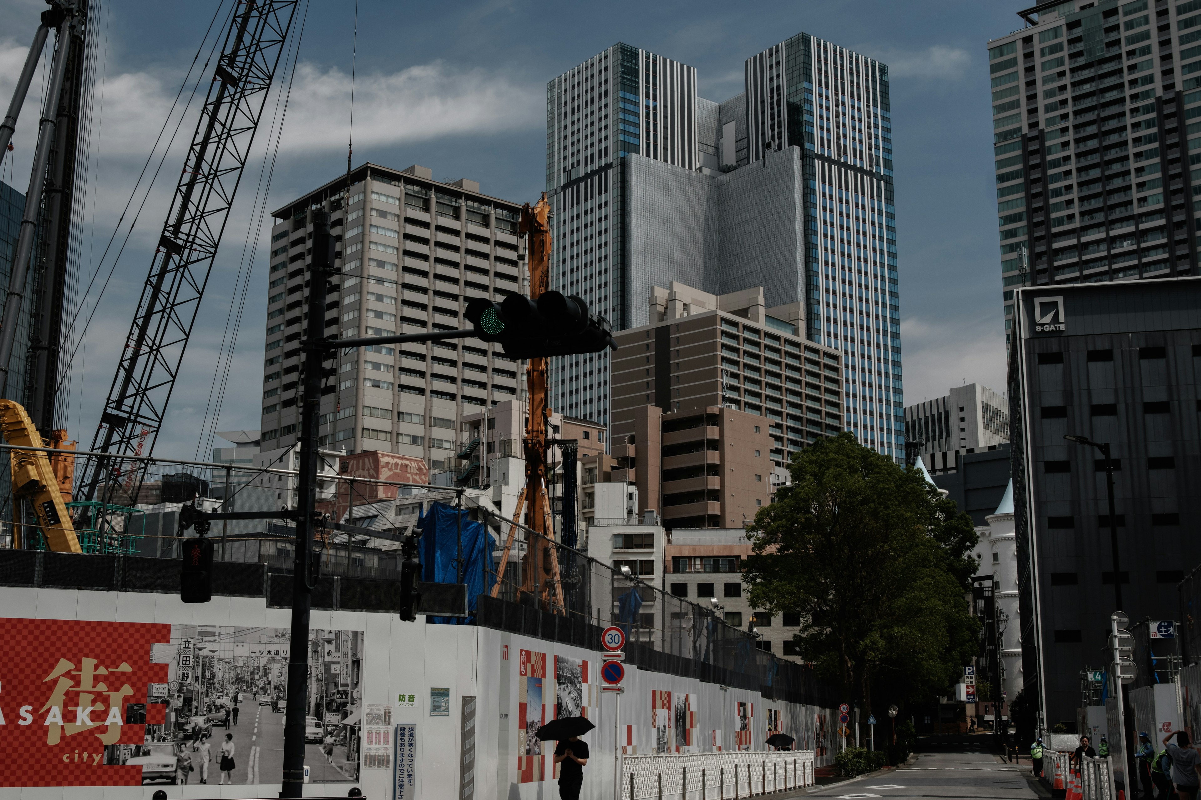 Paysage urbain avec des gratte-ciel et un chantier de construction