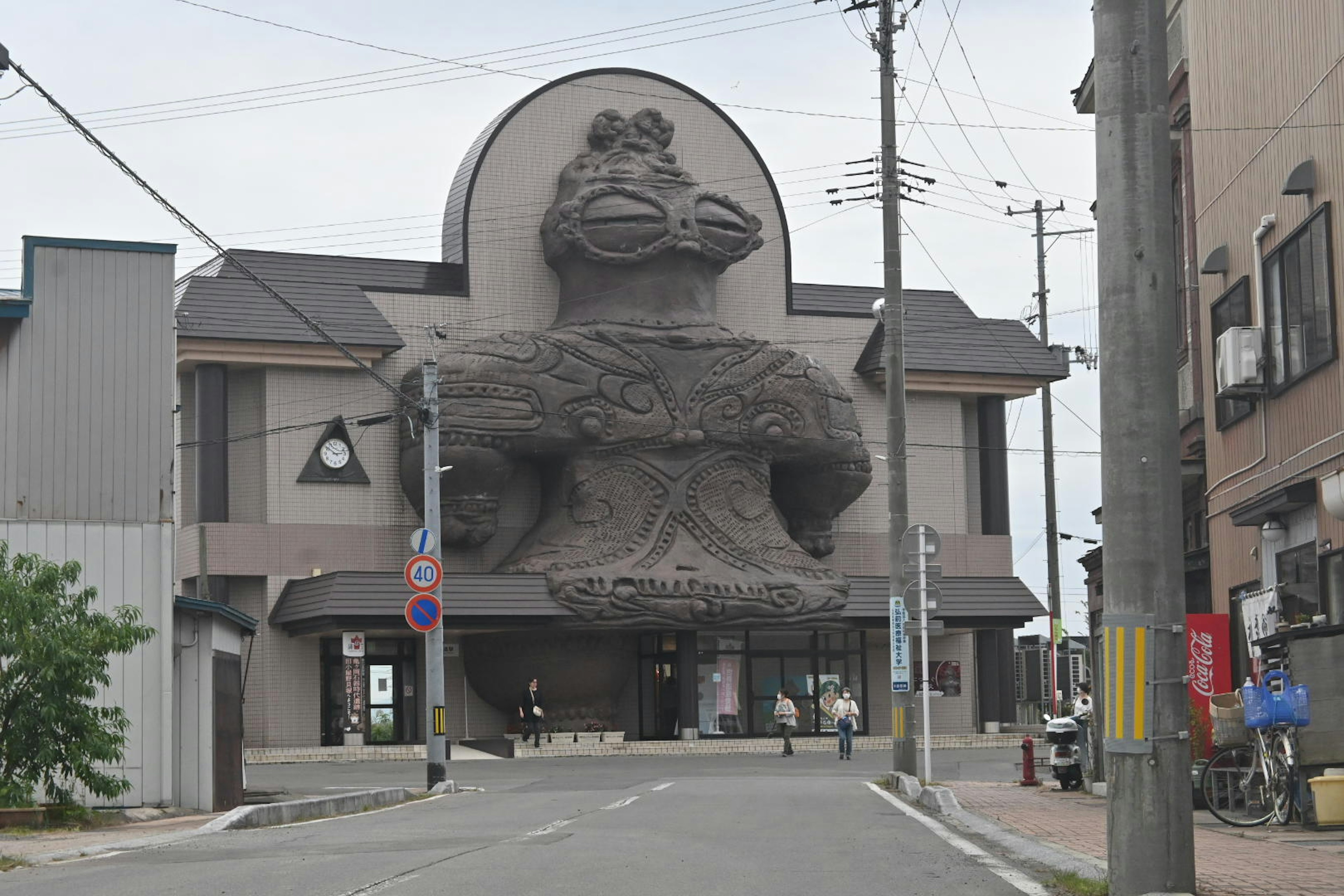 Einzigartiges Gebäude mit einer großen Skulptur an der Fassade