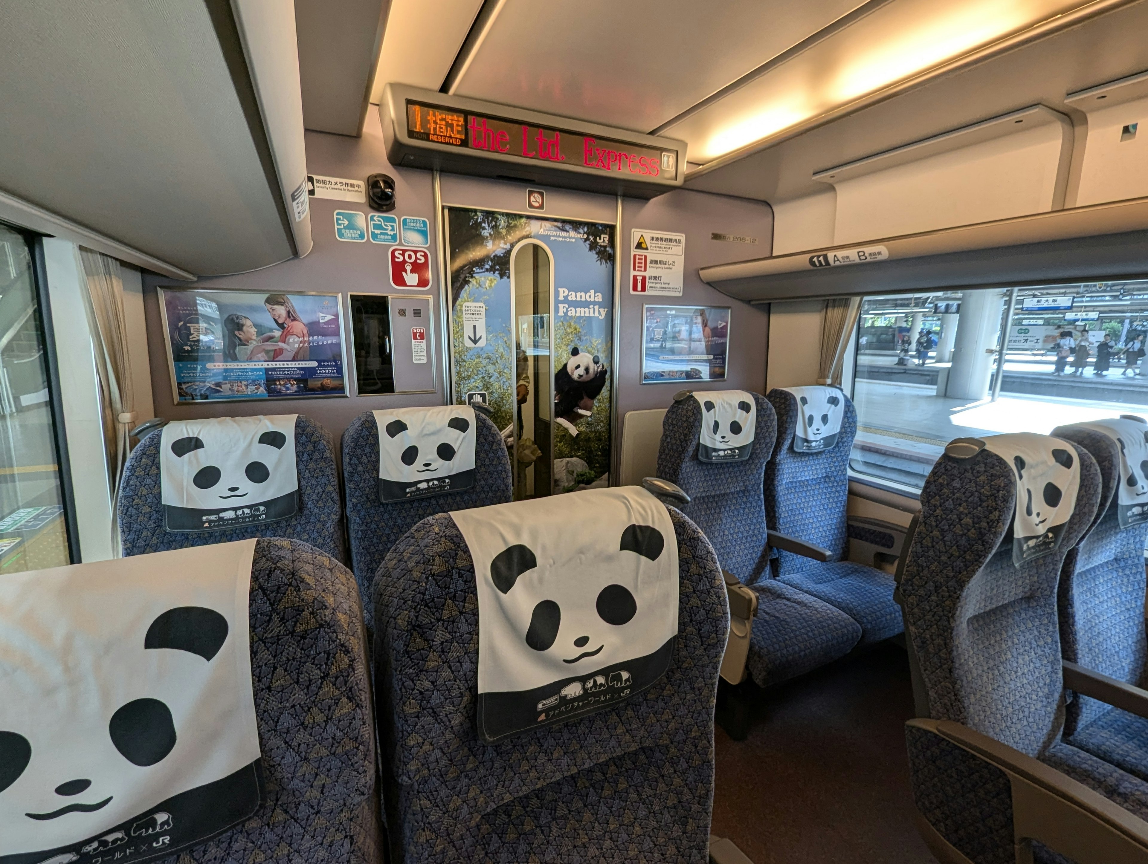 Intérieur d'un train avec des housses de siège sur le thème des pandas