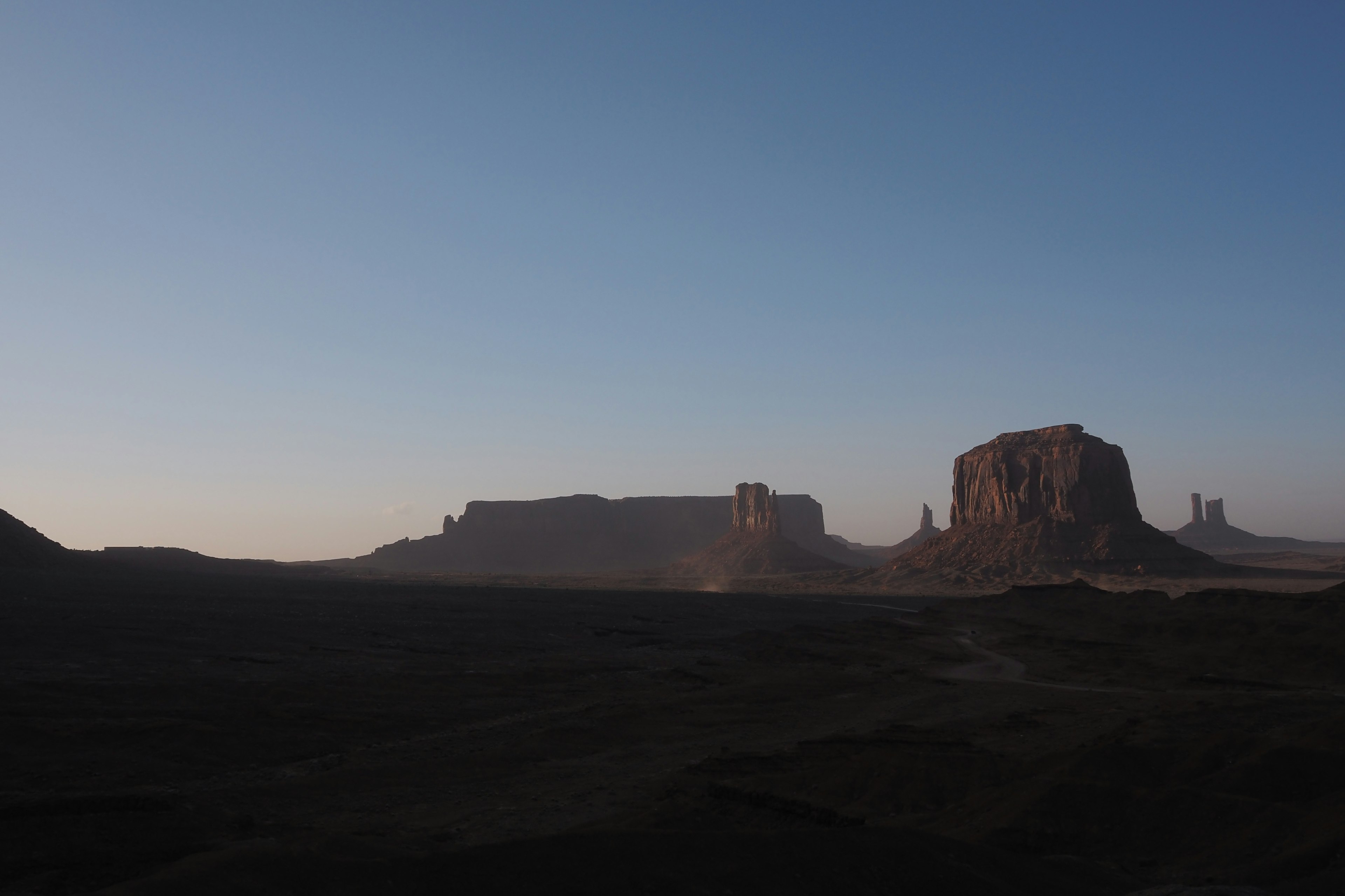 Atemberaubende Landschaft des Monument Valley mit hohen Felsformationen bei Sonnenaufgang