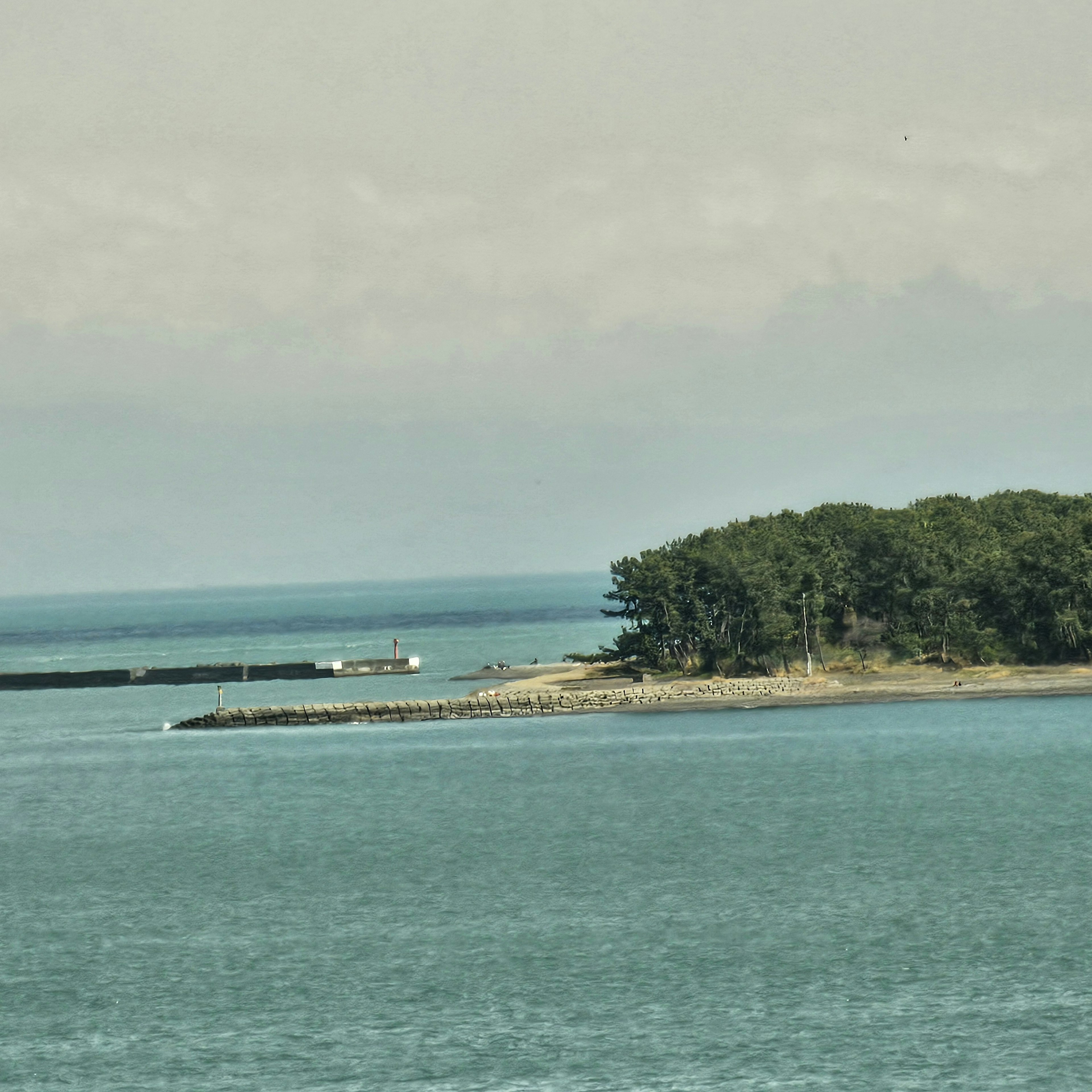 Landschaftsansicht von Wasser und einer Insel mit einem kleinen Boot