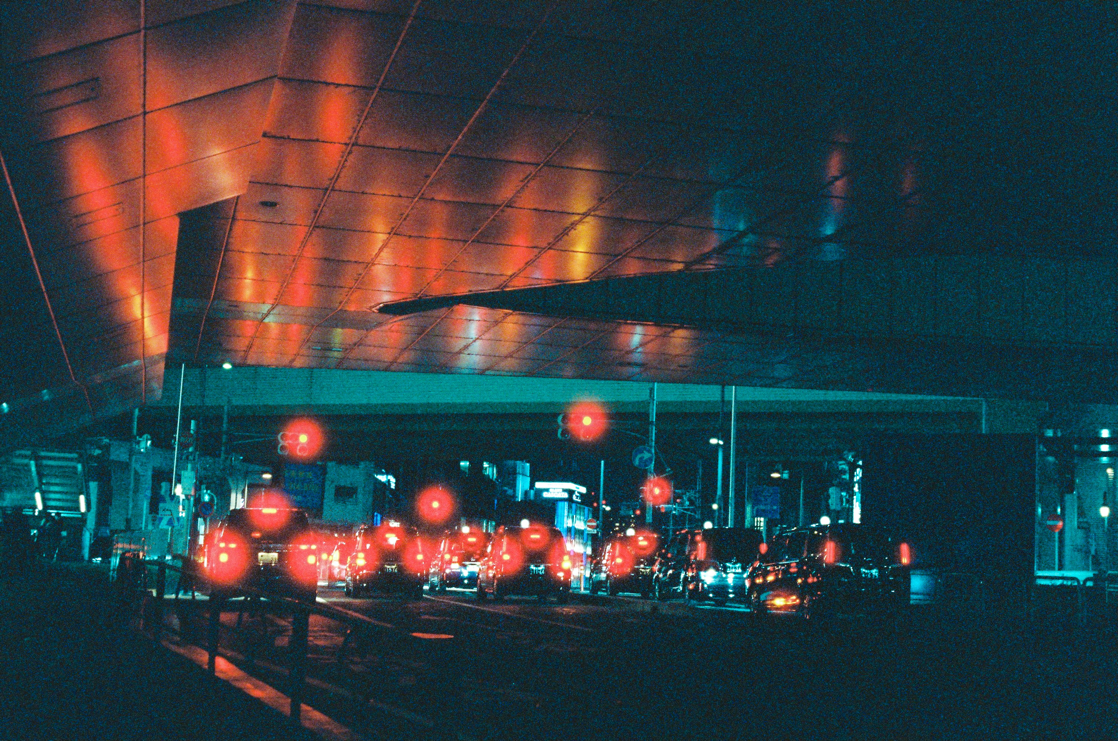 Paysage urbain nocturne avec des lumières colorées et des lanternes rouges