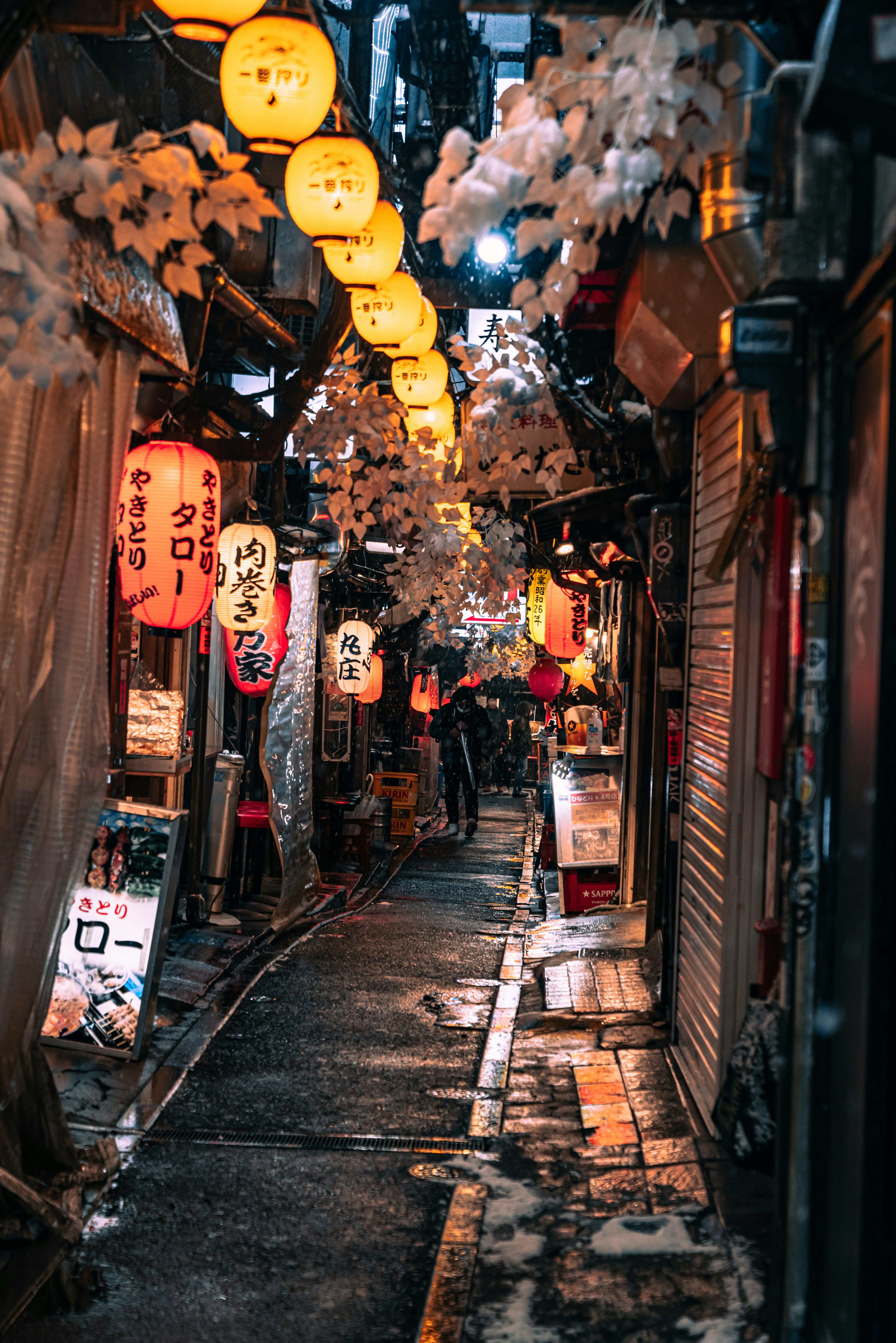 Callejón estrecho adornado con faroles y decoraciones por la noche