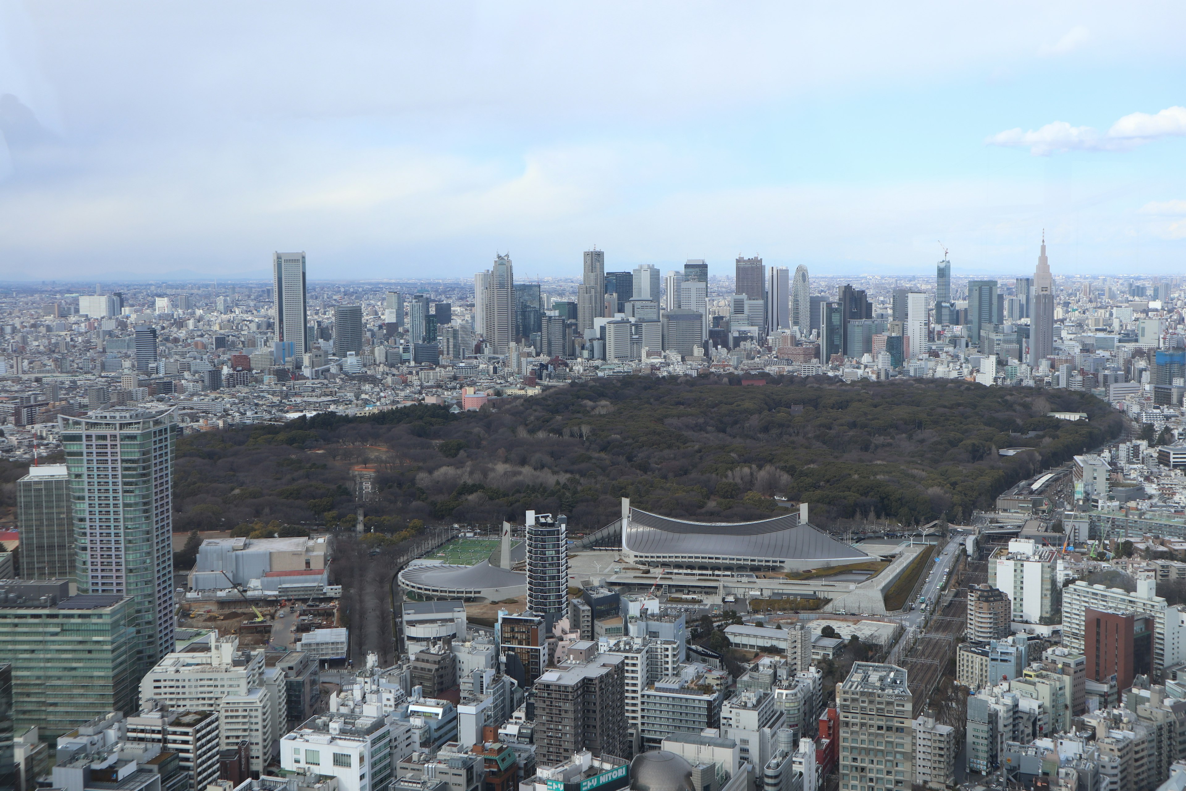 Cảnh quan toàn cảnh của đường chân trời Tokyo với không gian xanh và kiến trúc đô thị