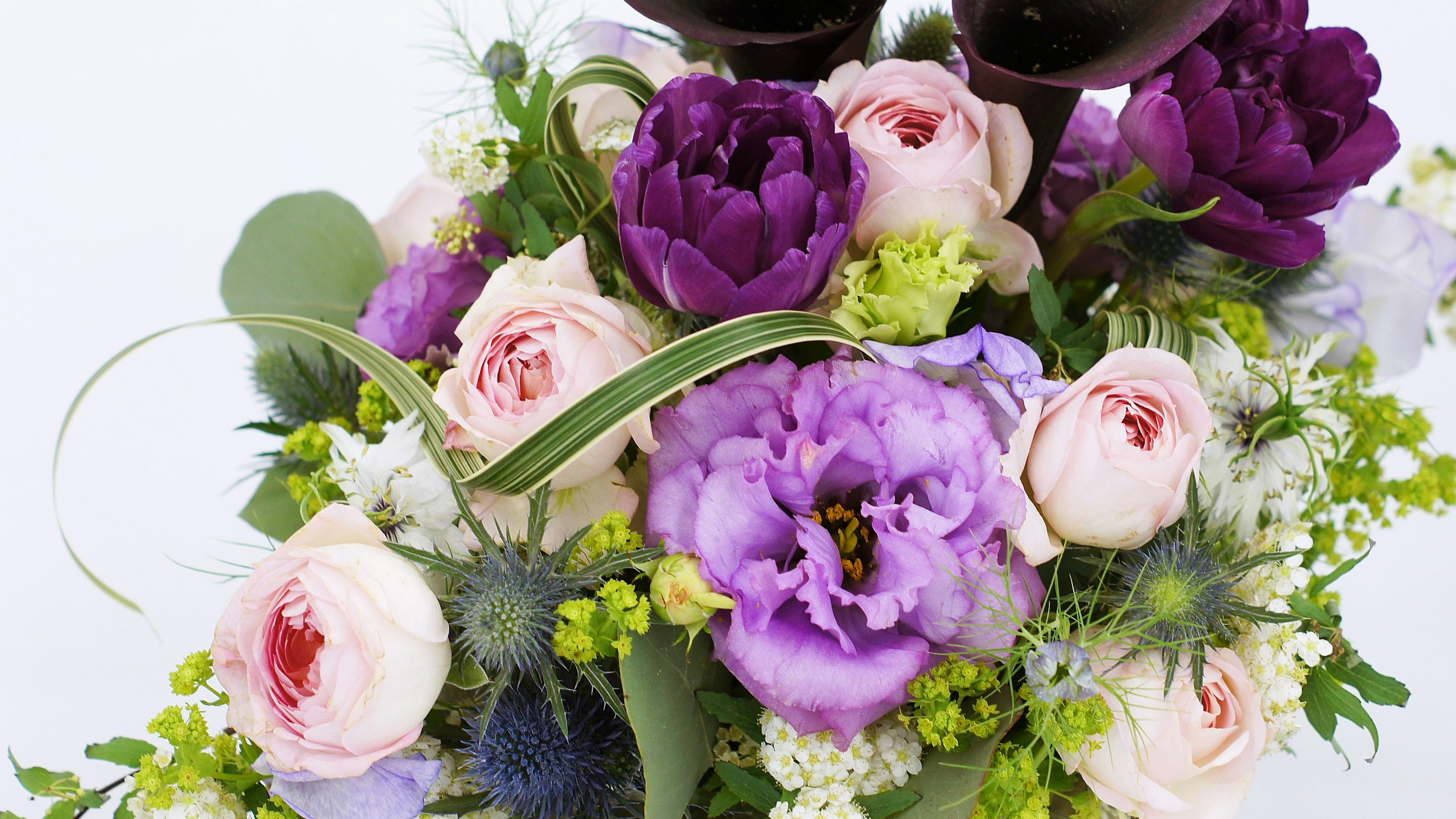 Bellissimo bouquet con fiori viola e rosa