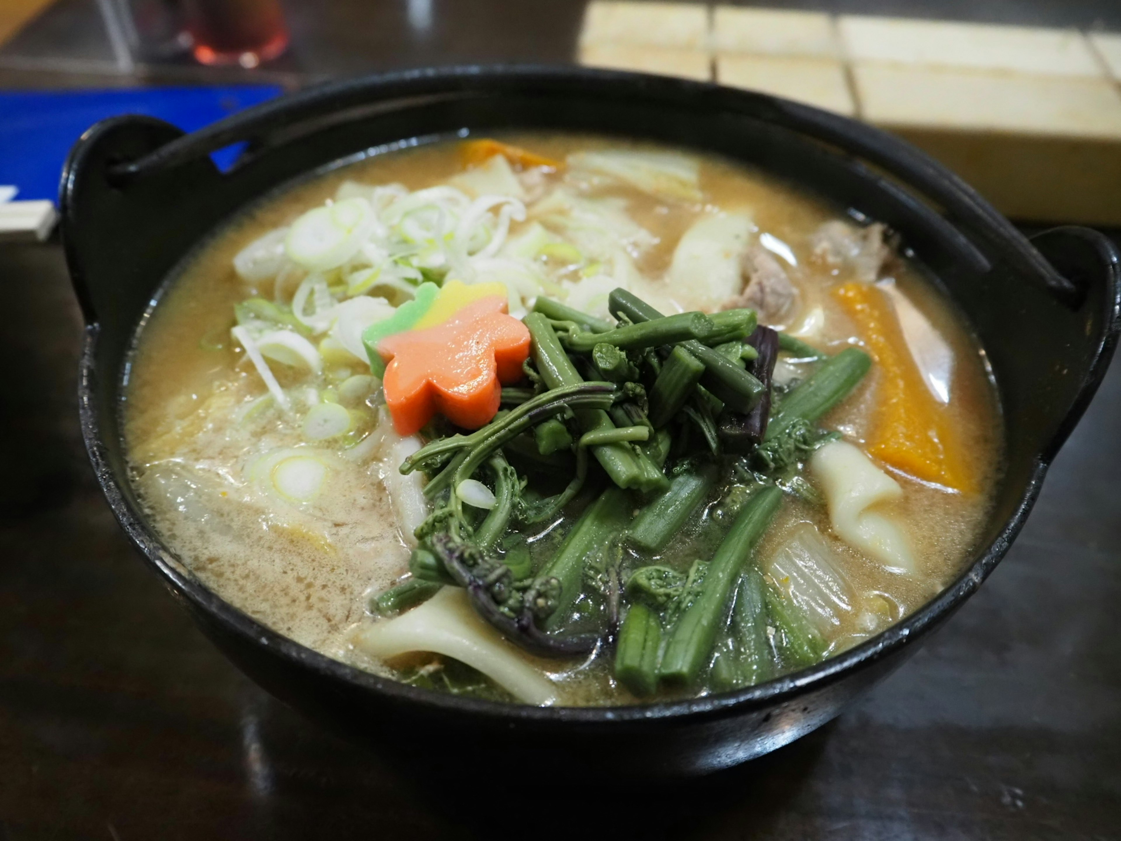 Un piatto di hot pot ricco con cavolo, carote e varie verdure