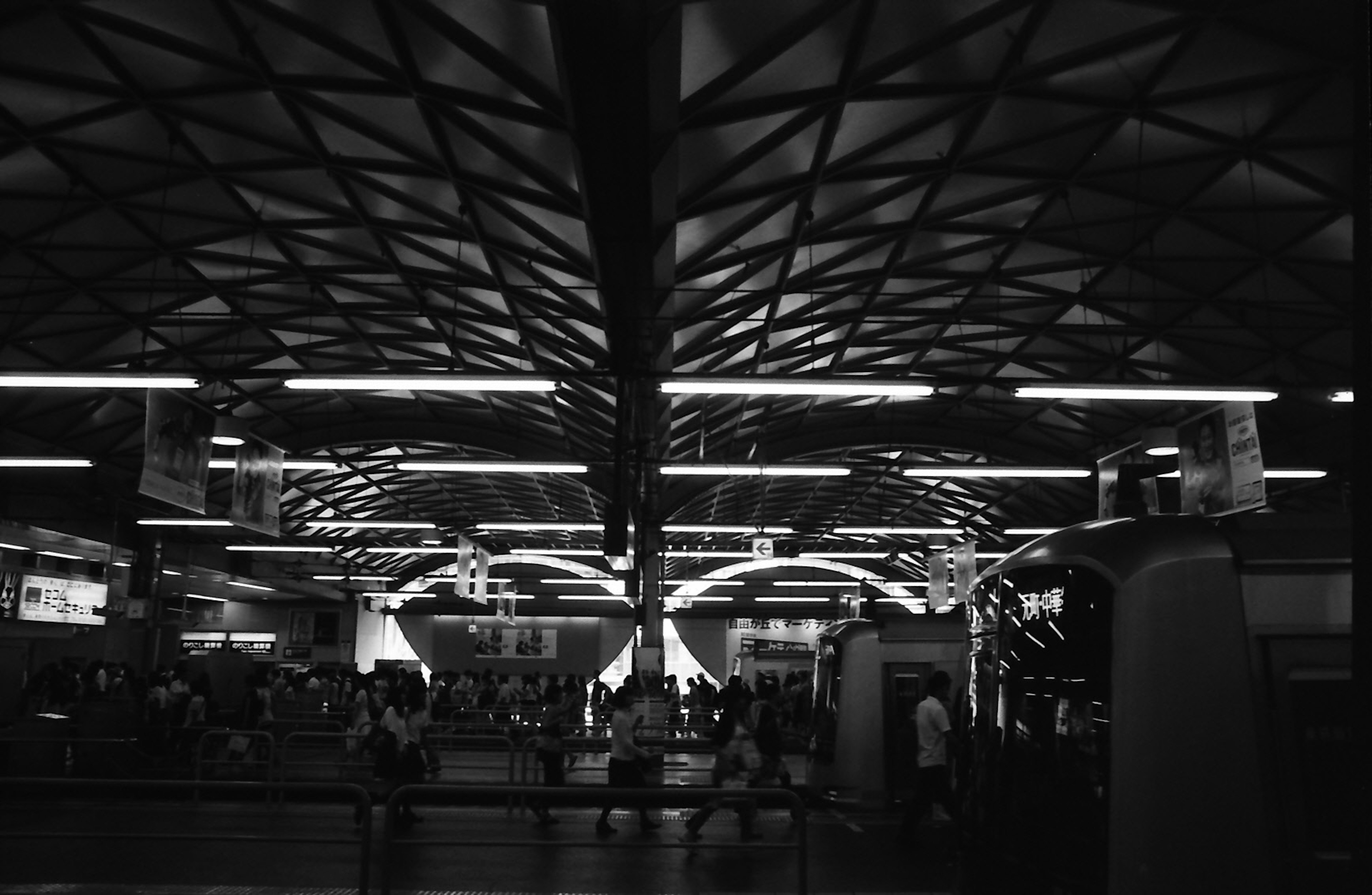 Interior moderno de una estación con diseño de techo geométrico