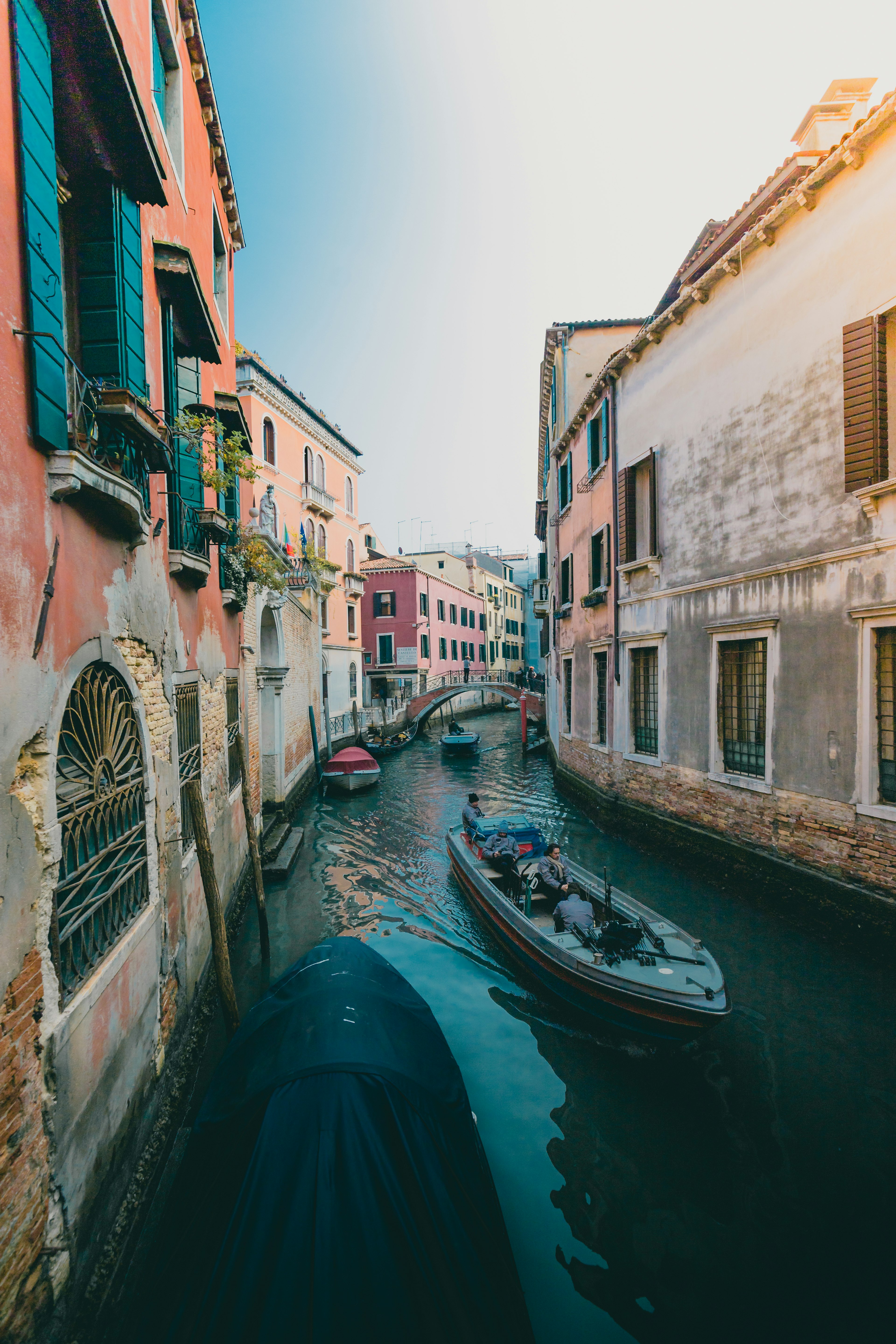 Edificios coloridos y botes a lo largo de un canal en Venecia