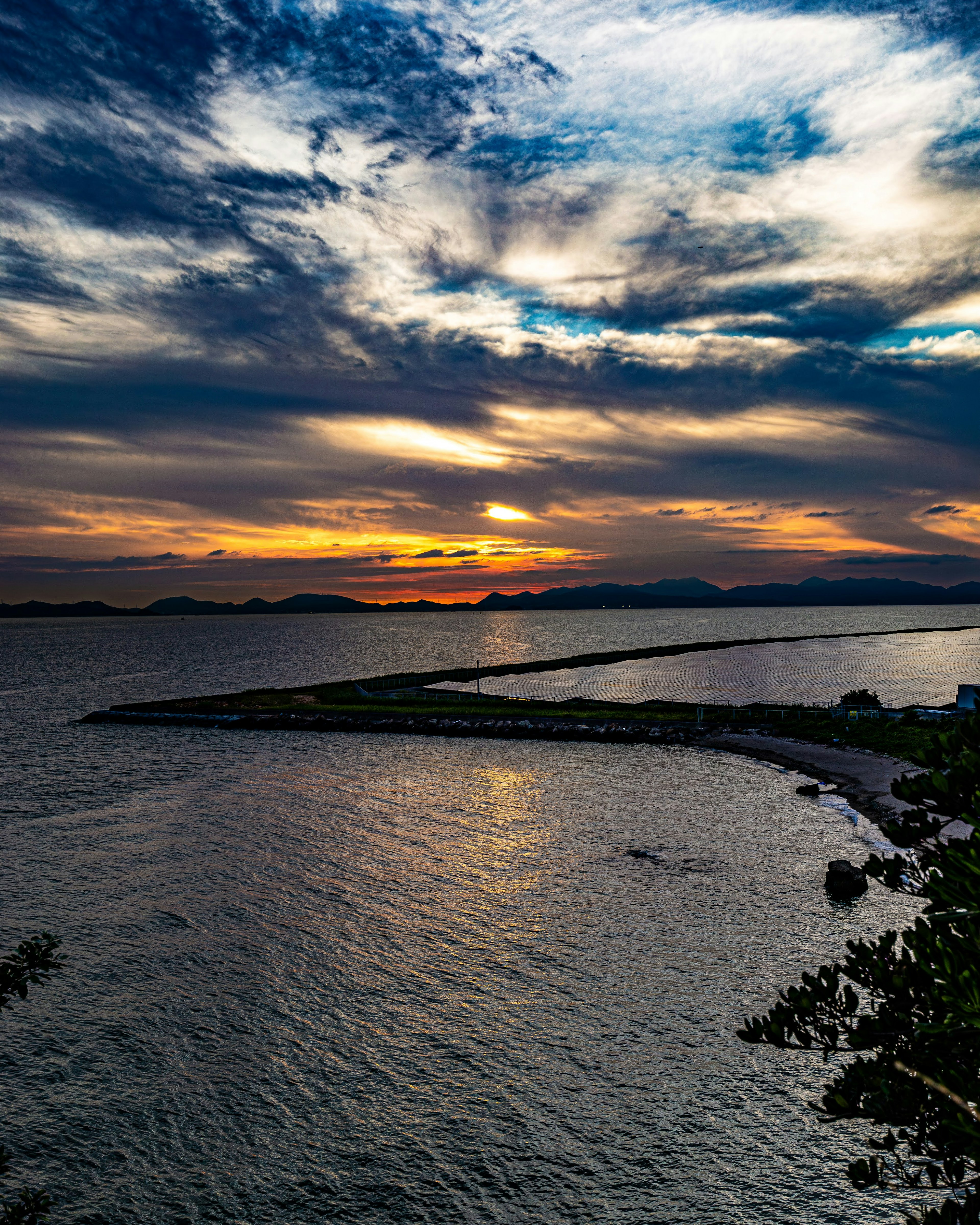 夕焼けの海と空の美しい風景 静かな水面と遠くの島々