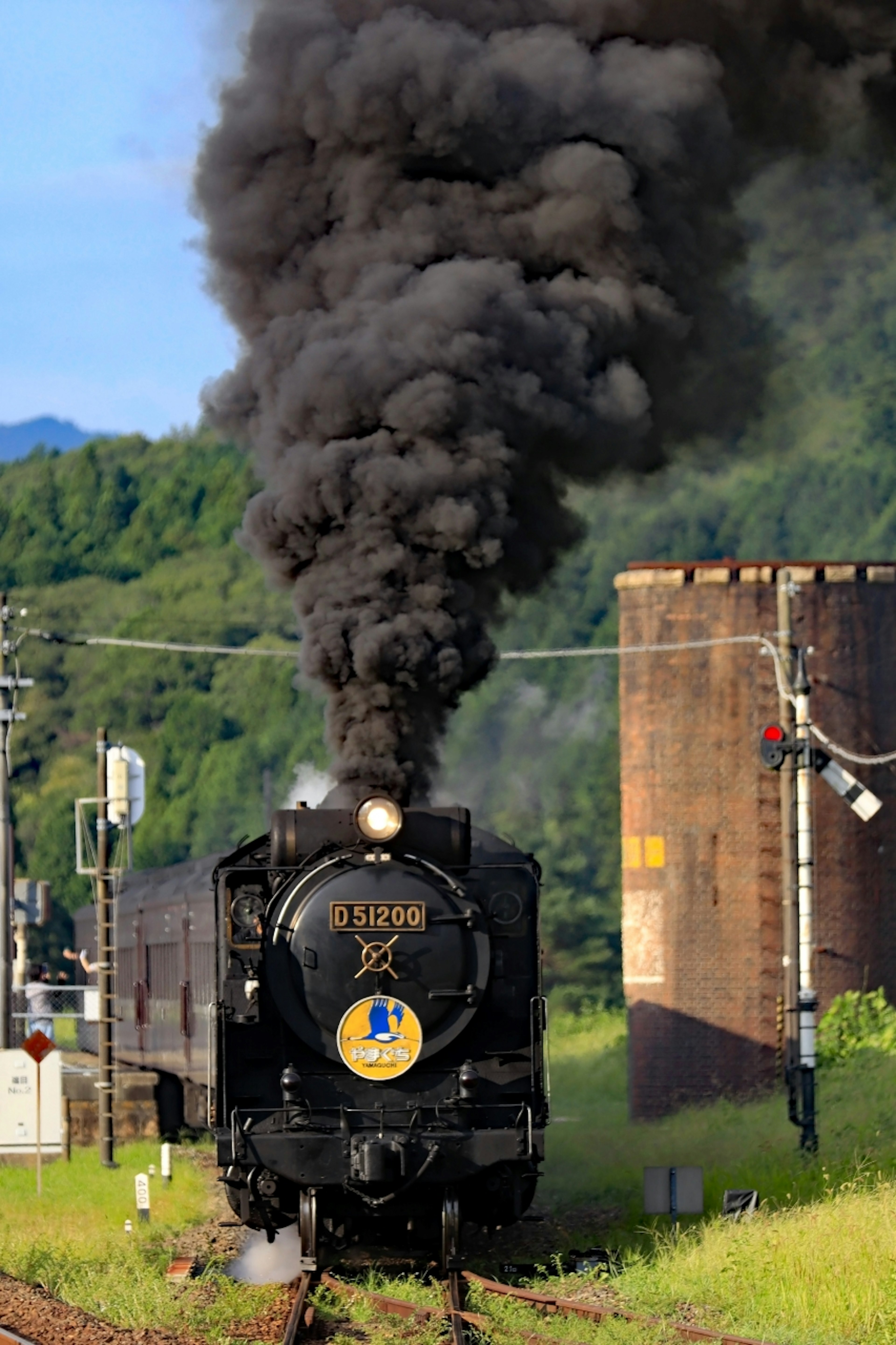 Locomotiva a vapore che emette fumi neri sui binari