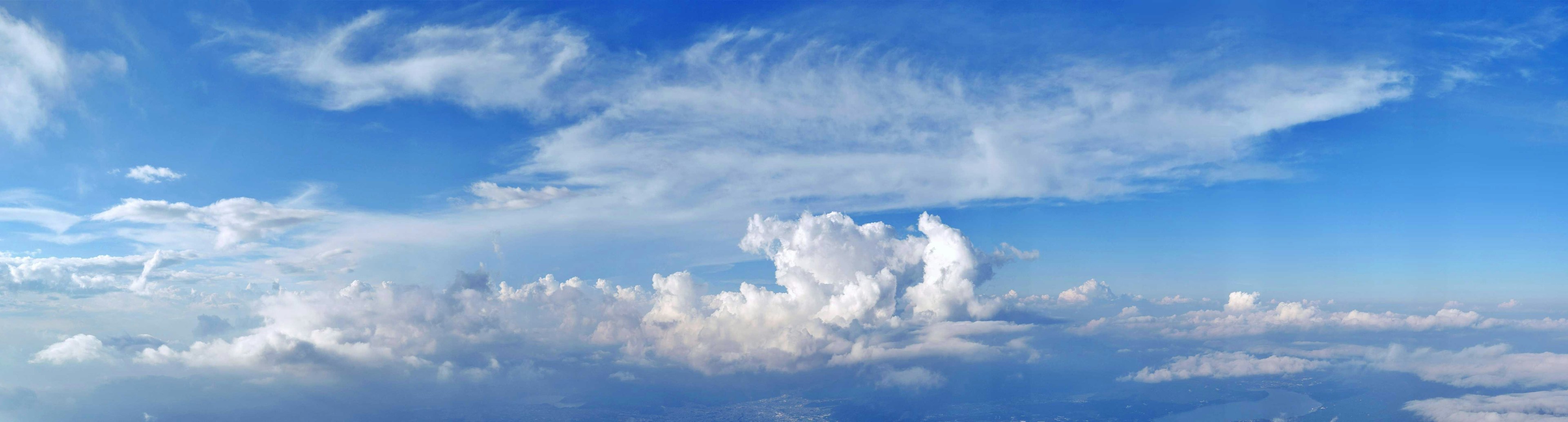 Vista panoramica di nuvole bianche e strati nuvolosi morbidi in un cielo blu