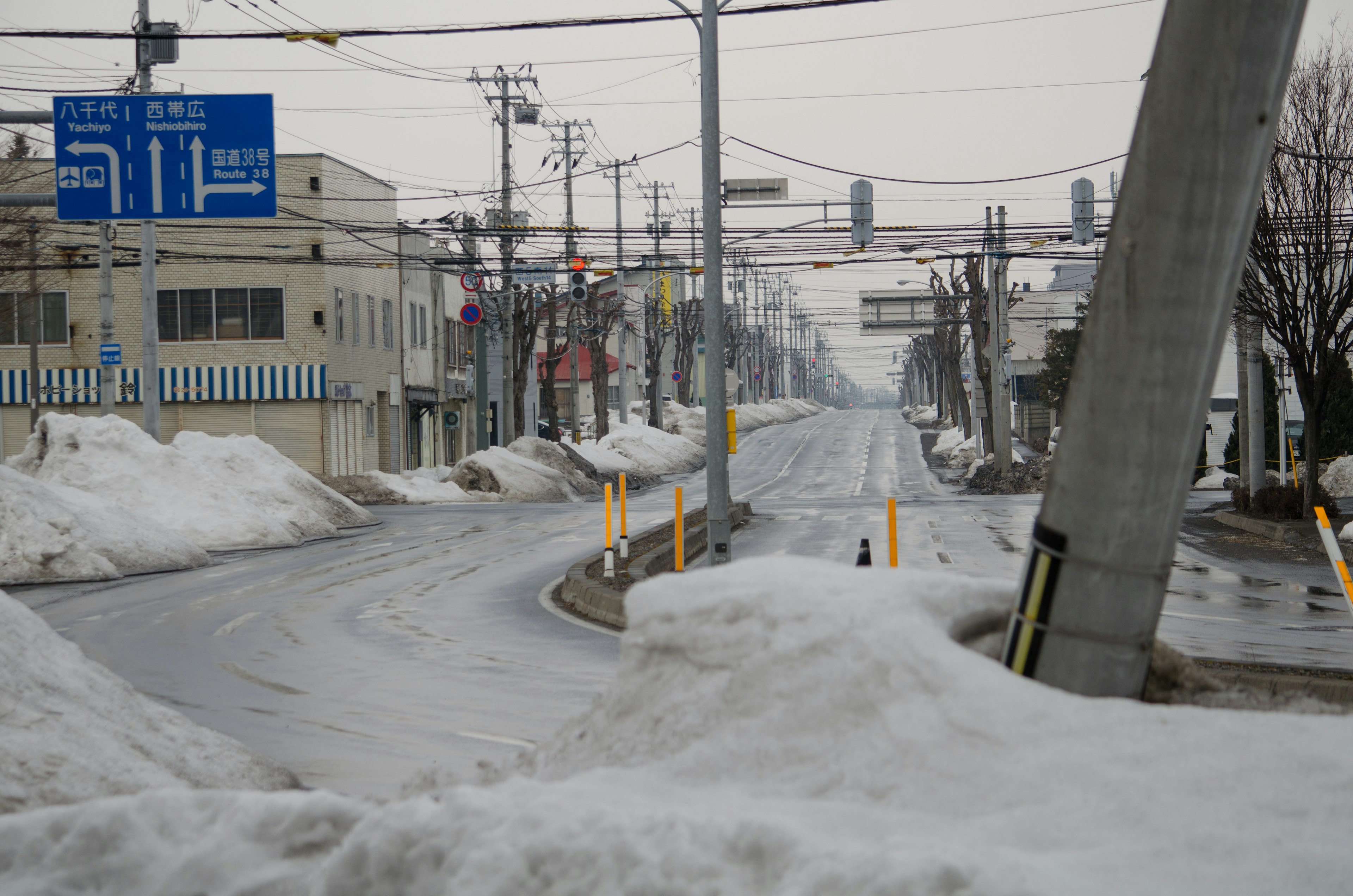 雪に覆われた道路と標識のある冬の風景