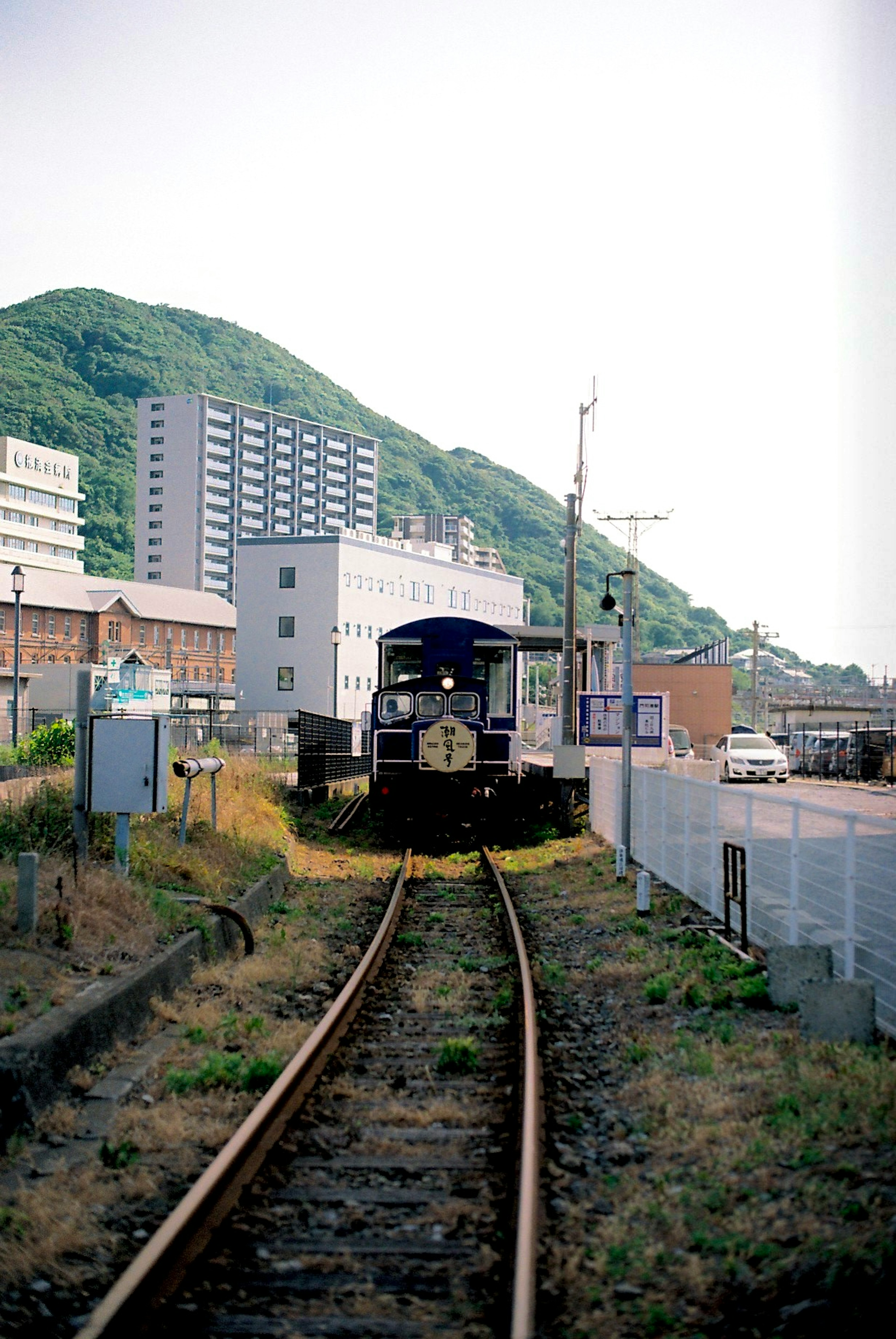 線路を走る機関車と山の背景