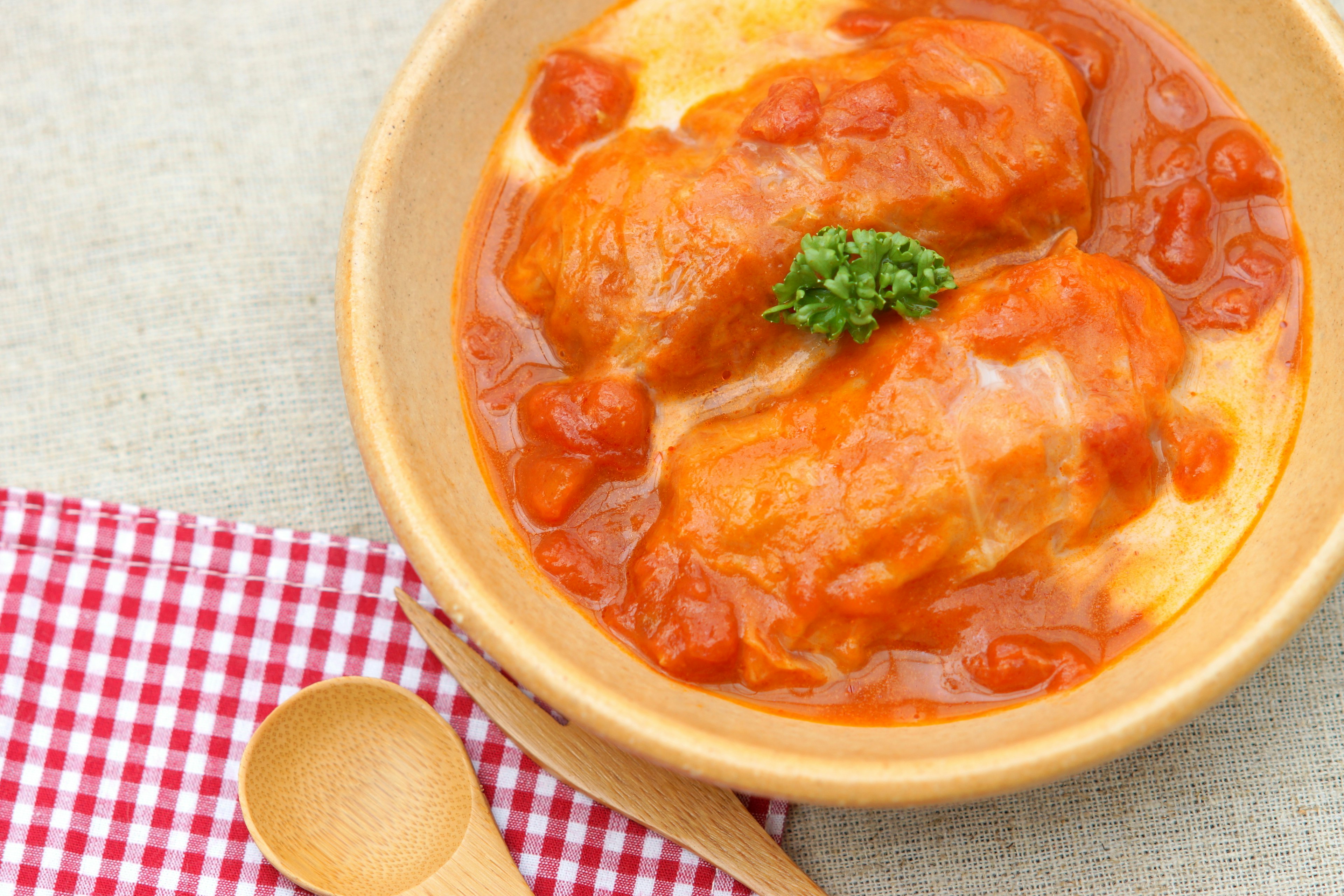 Hühnchengericht mit Tomatensauce und cremigem Kartoffelpüree