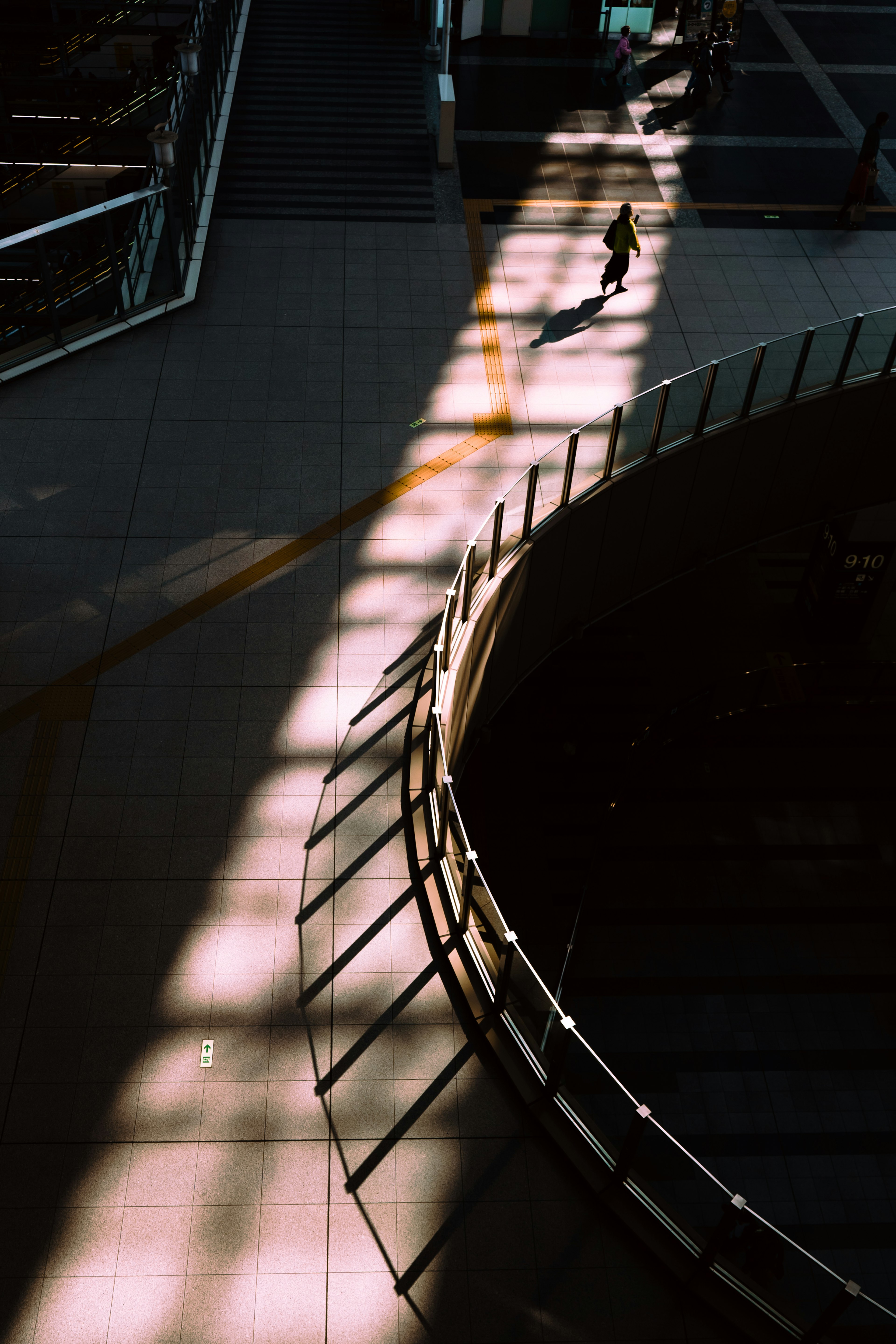 Espace moderne avec escalier et bandes de lumière croisées