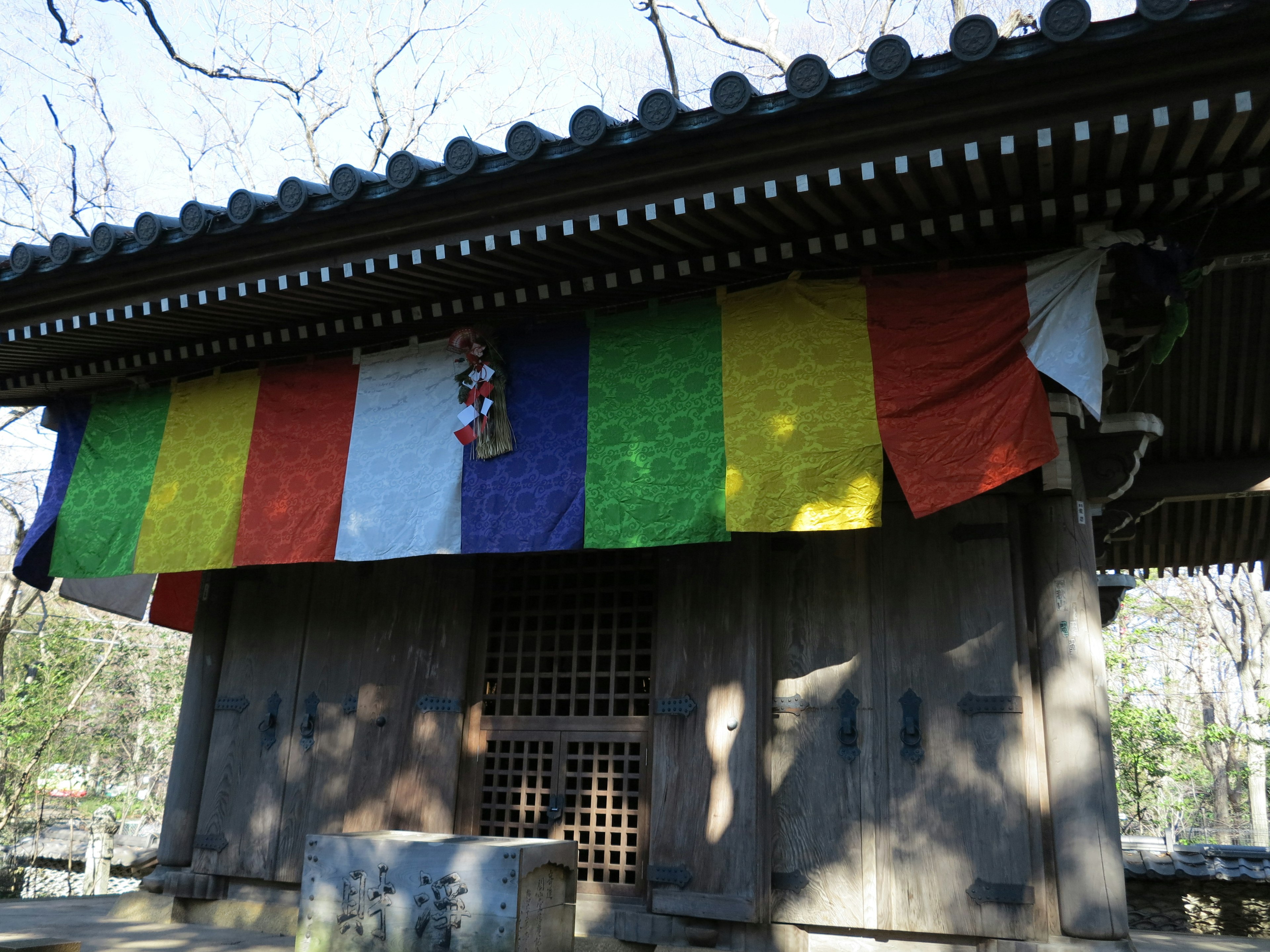 Exterior de un edificio tradicional adornado con banderas de tela coloridas