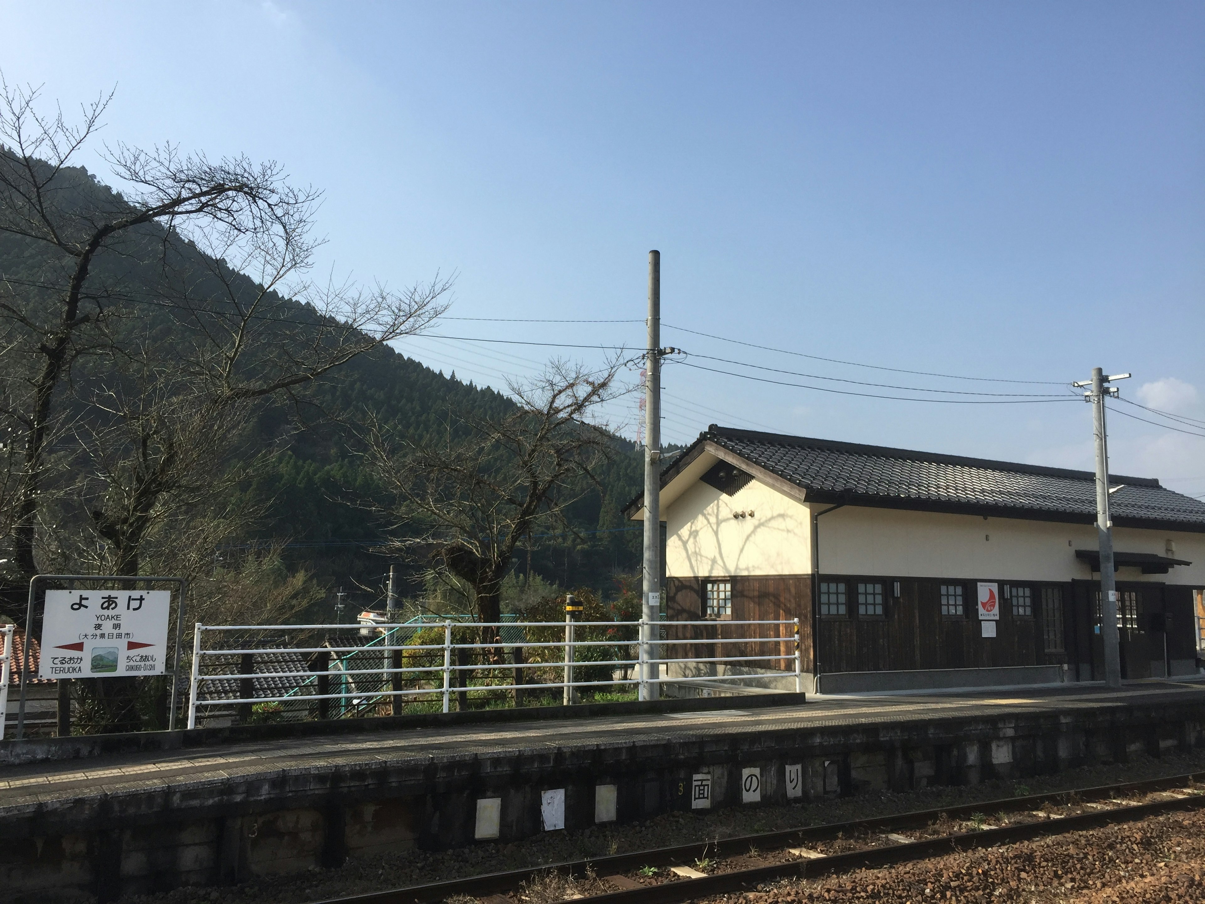 Ruhiges Bahnhofsgebäude in der Nähe eines Berges