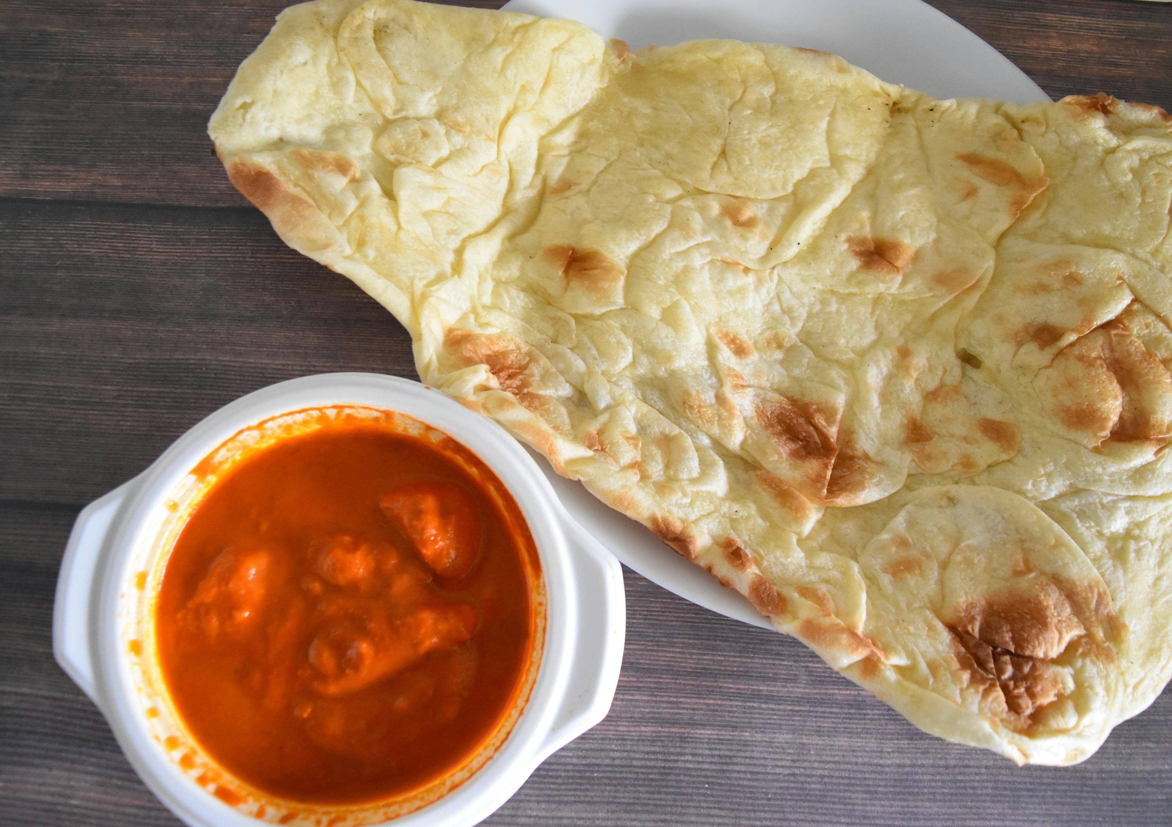 Pan naan servido con curry picante