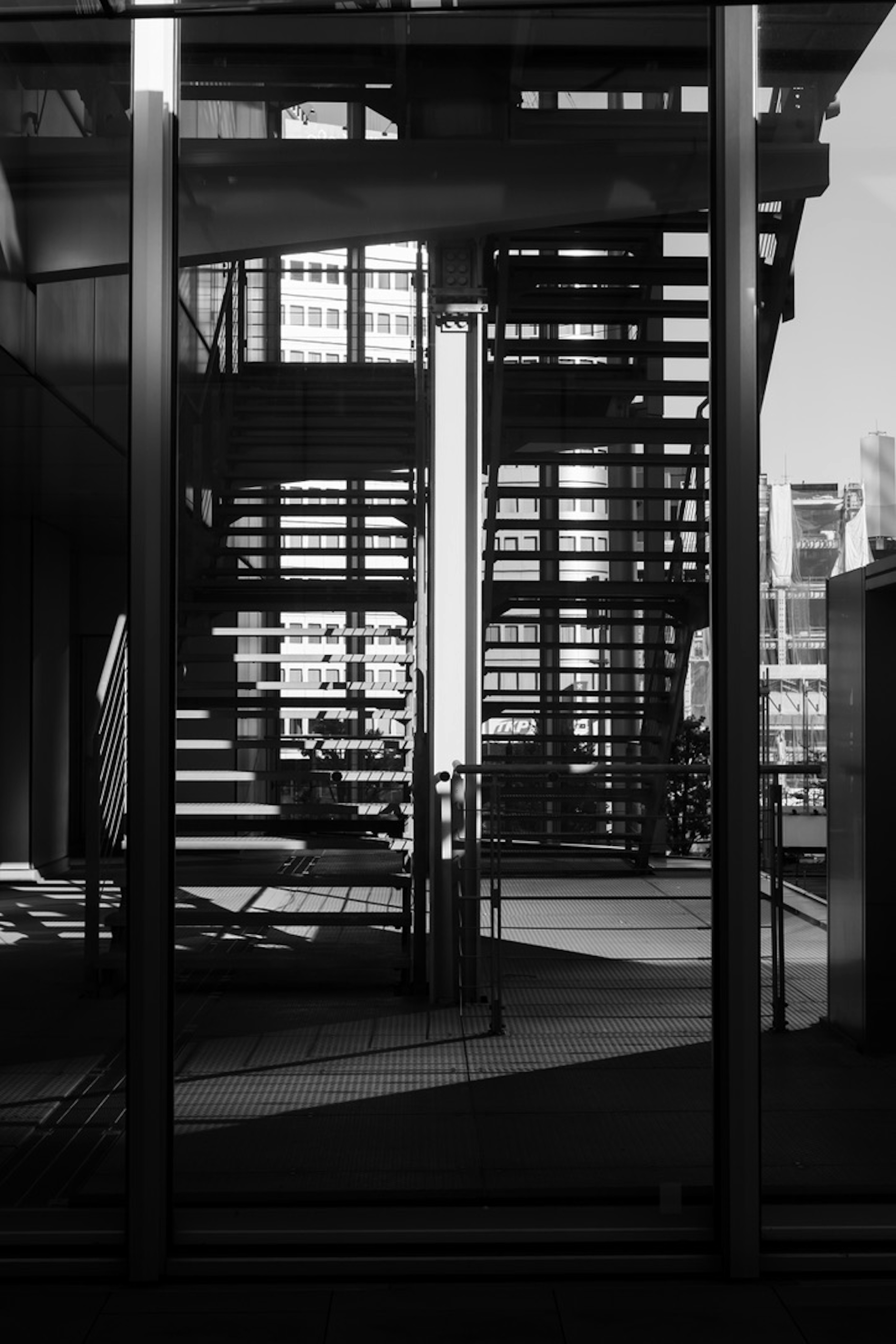 Intérieur d'un bâtiment moderne avec des ombres d'escalier en noir et blanc